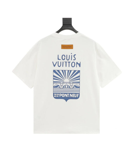 Camiseta con gráfico en la espalda y letra T.