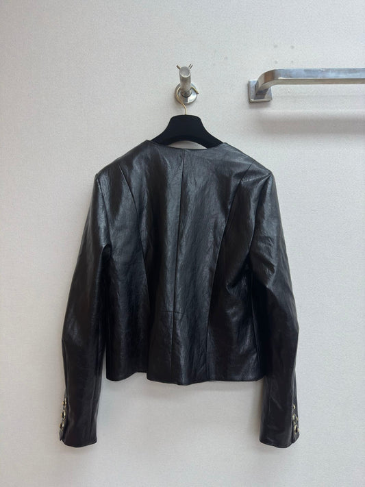 Chaqueta de cuero con cuello en V