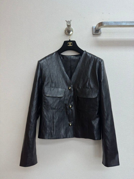 Chaqueta de cuero con cuello en V