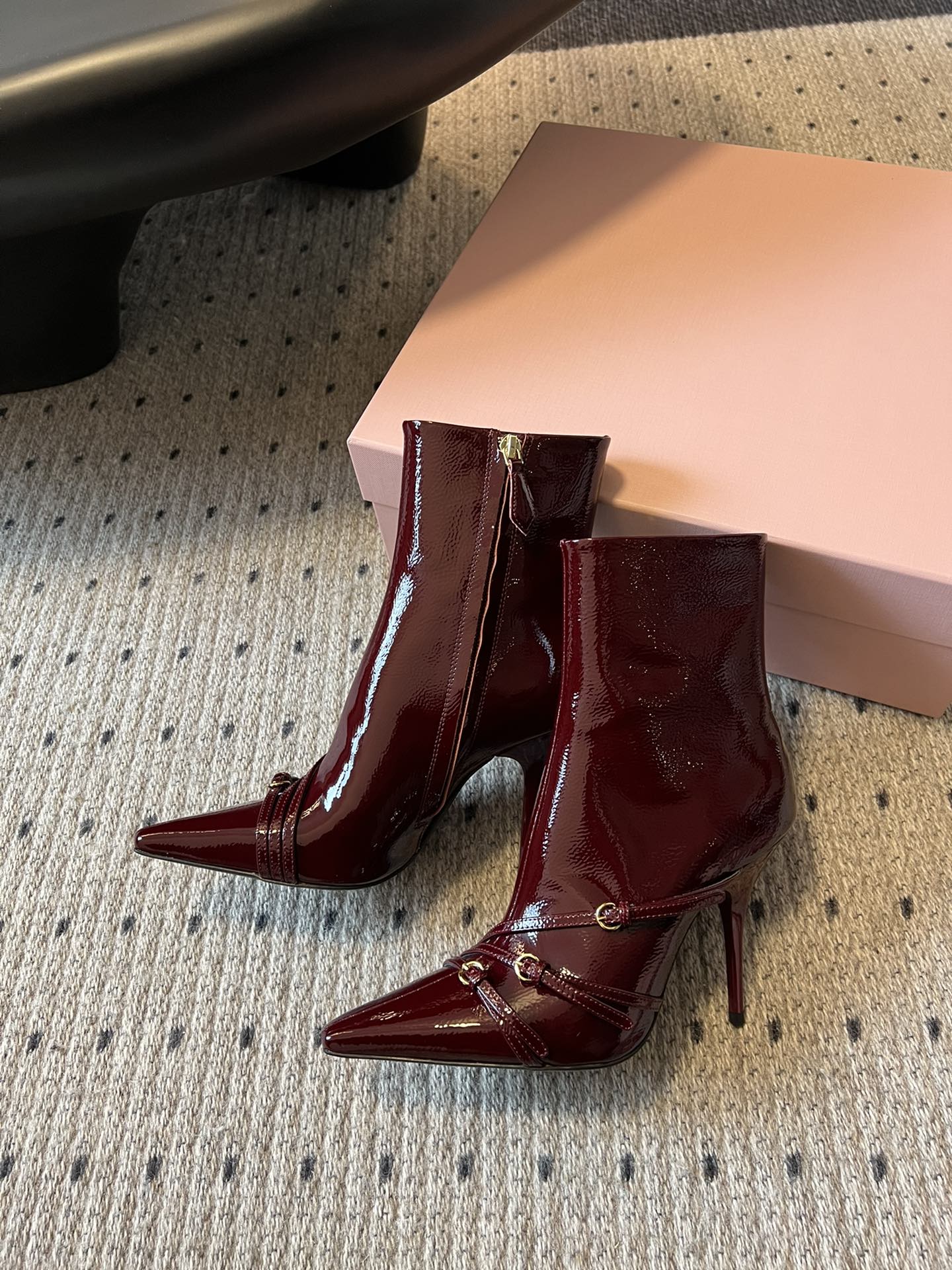 Spitze Stiefeletten mit Kitten-Heel-Absatz