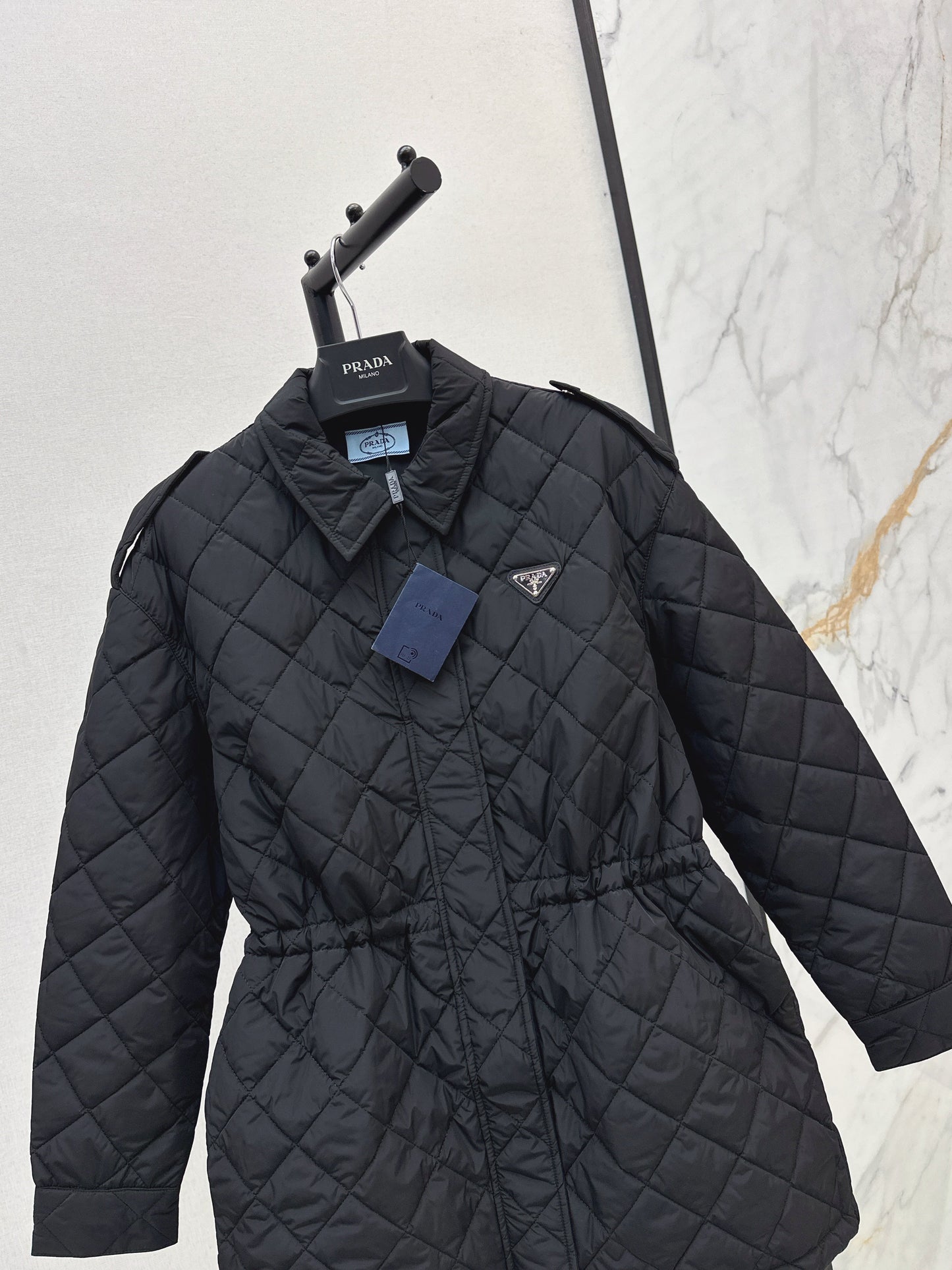 The latest double-sided diamond quilted mid-length coat for fall and winter