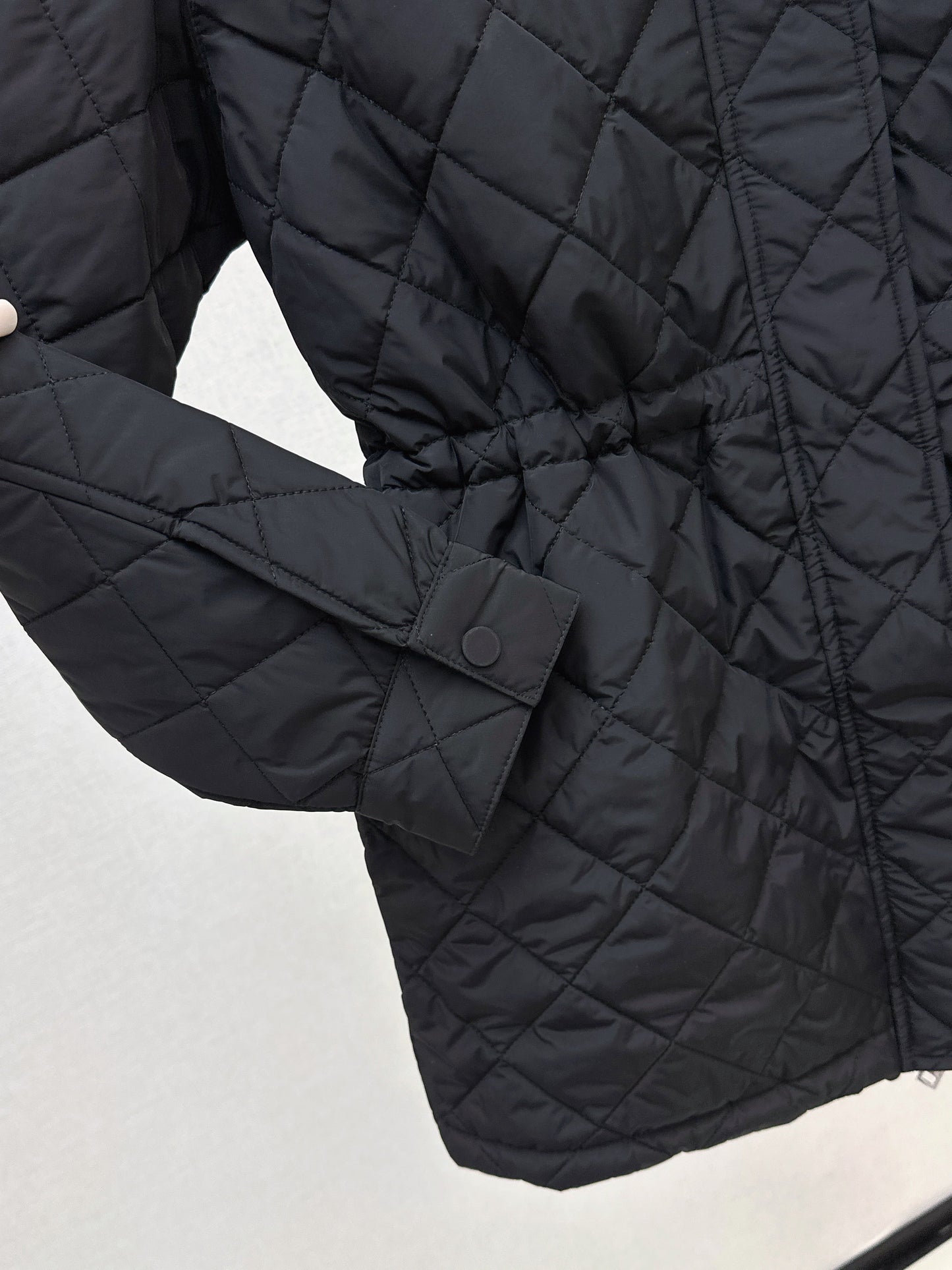 The latest double-sided diamond quilted mid-length coat for fall and winter