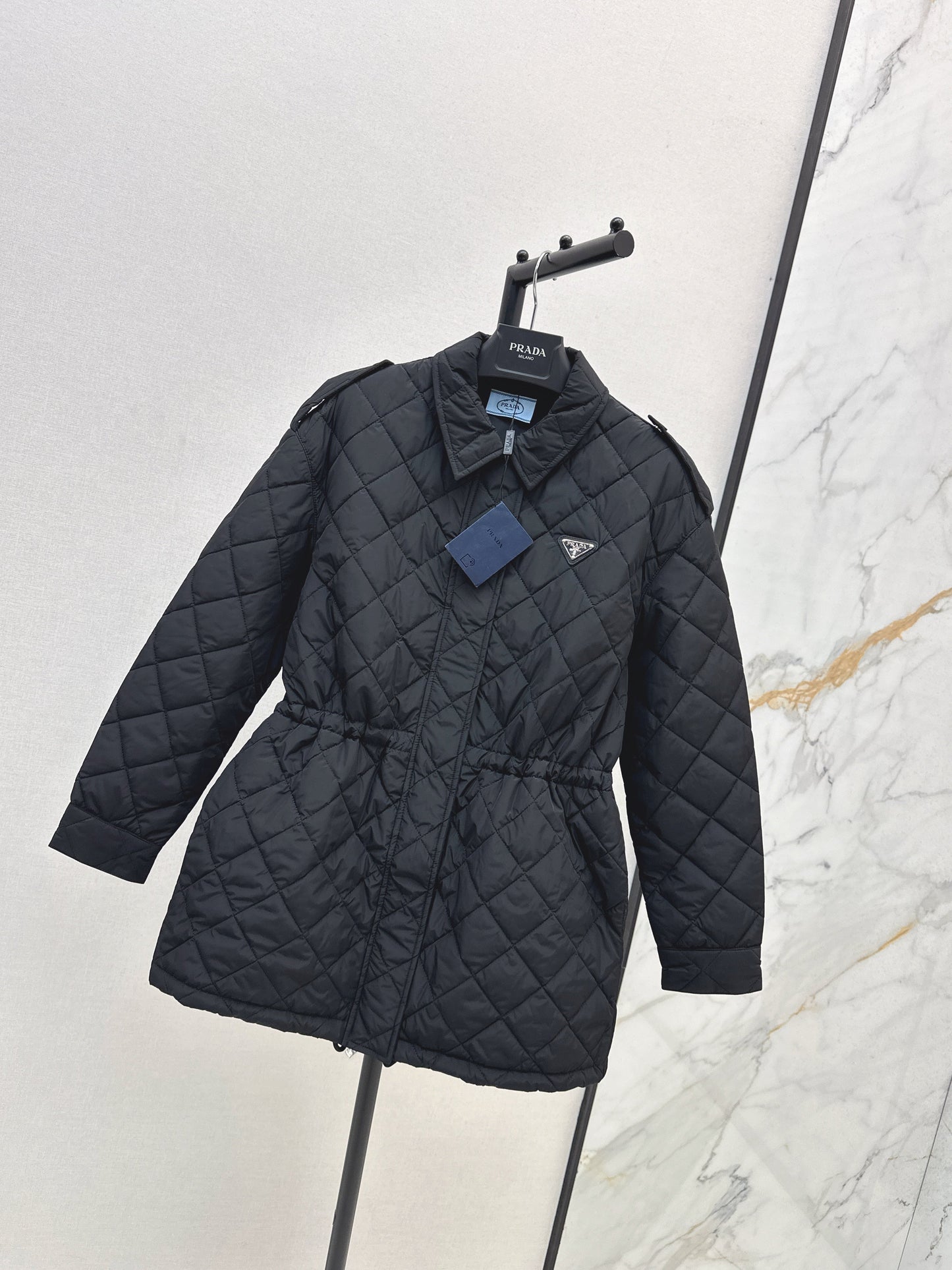 The latest double-sided diamond quilted mid-length coat for fall and winter