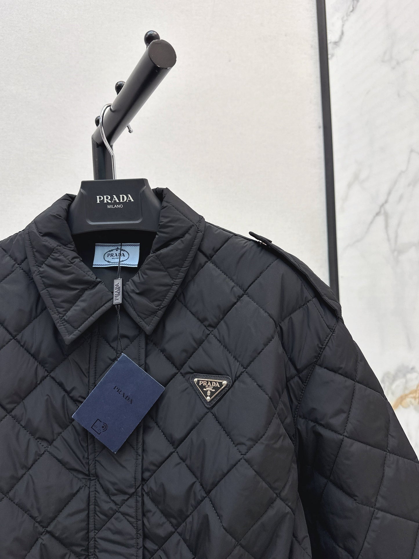 The latest double-sided diamond quilted mid-length coat for fall and winter