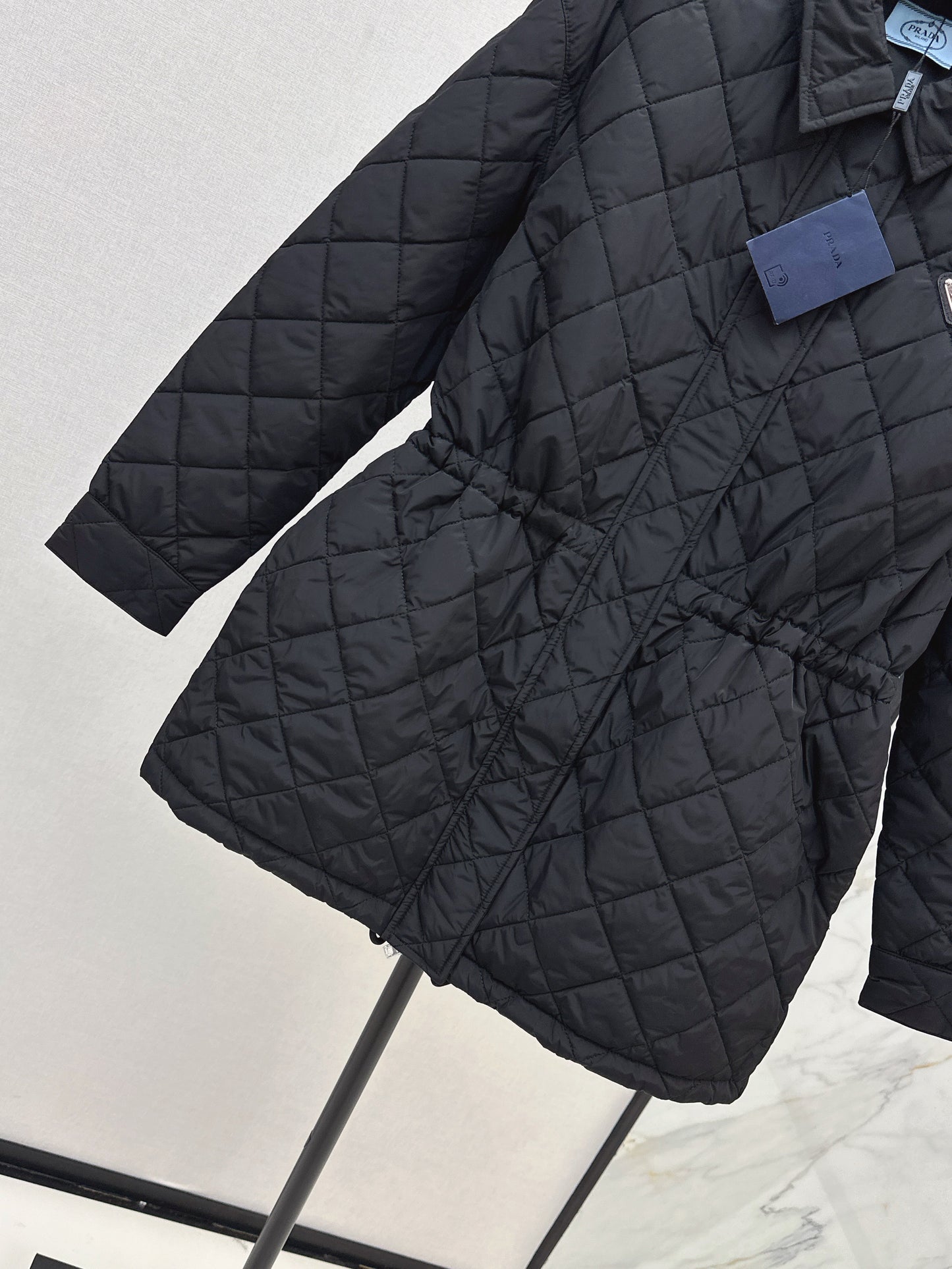 The latest double-sided diamond quilted mid-length coat for fall and winter