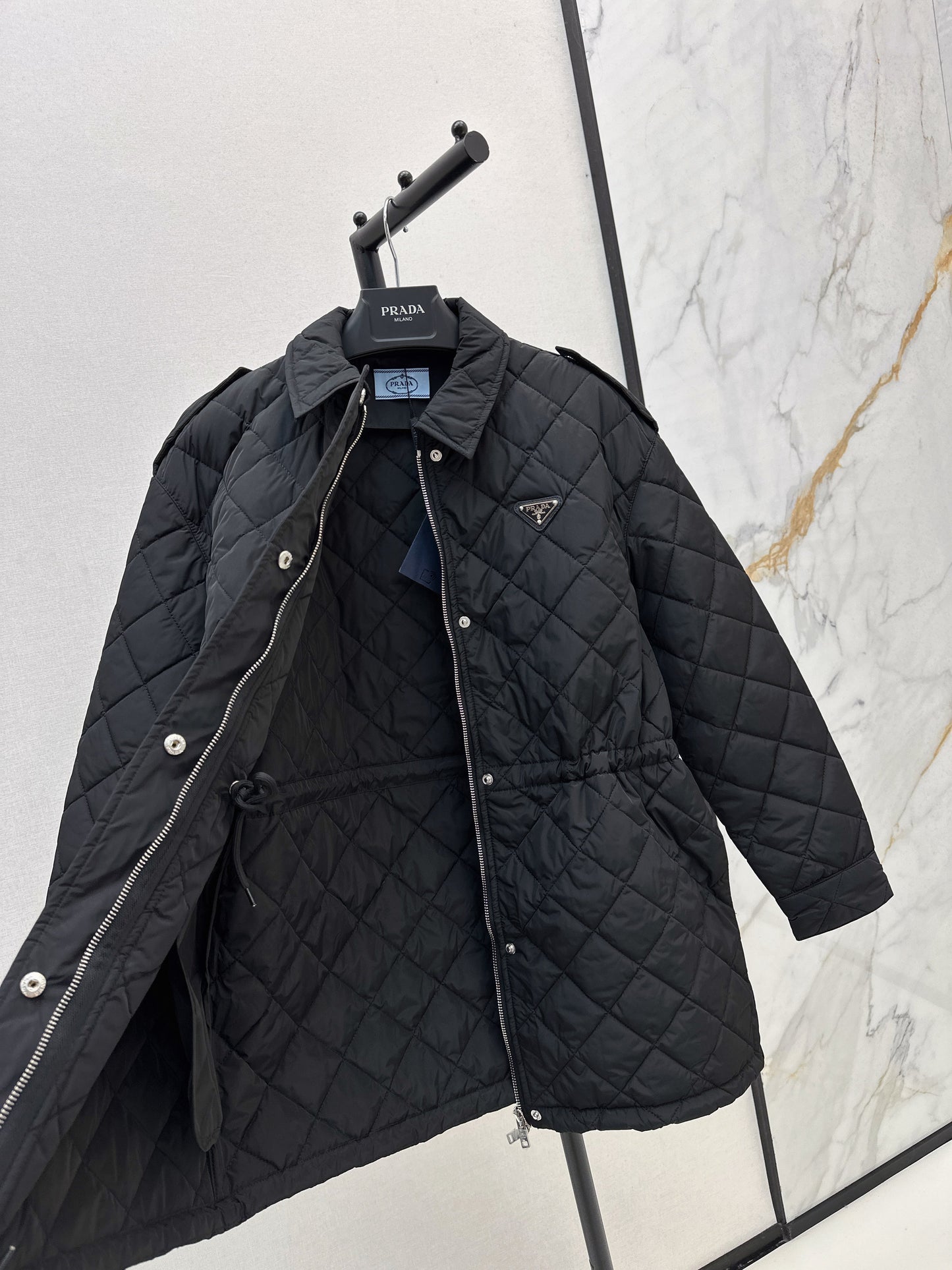 The latest double-sided diamond quilted mid-length coat for fall and winter