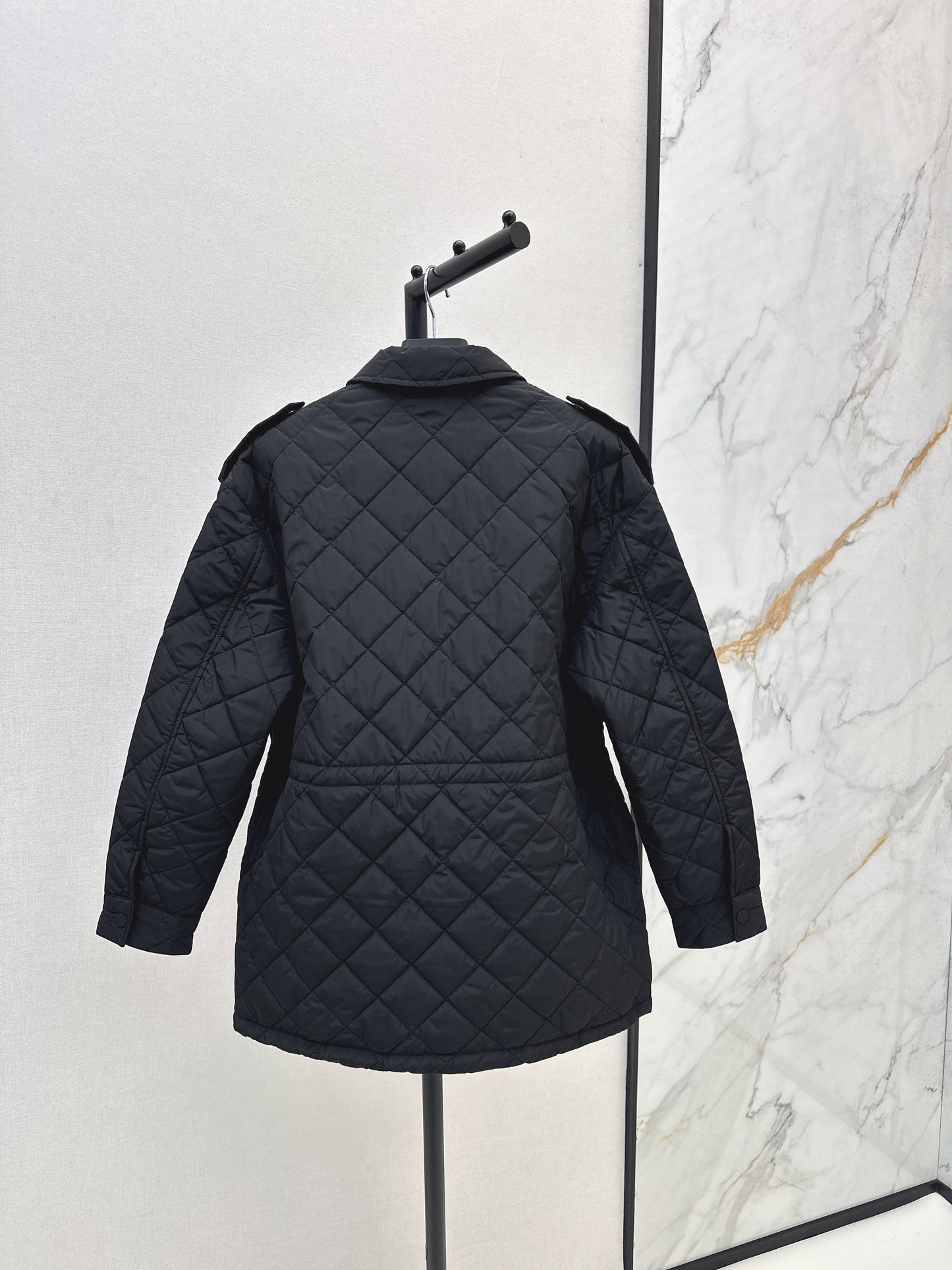 The latest double-sided diamond quilted mid-length coat for fall and winter