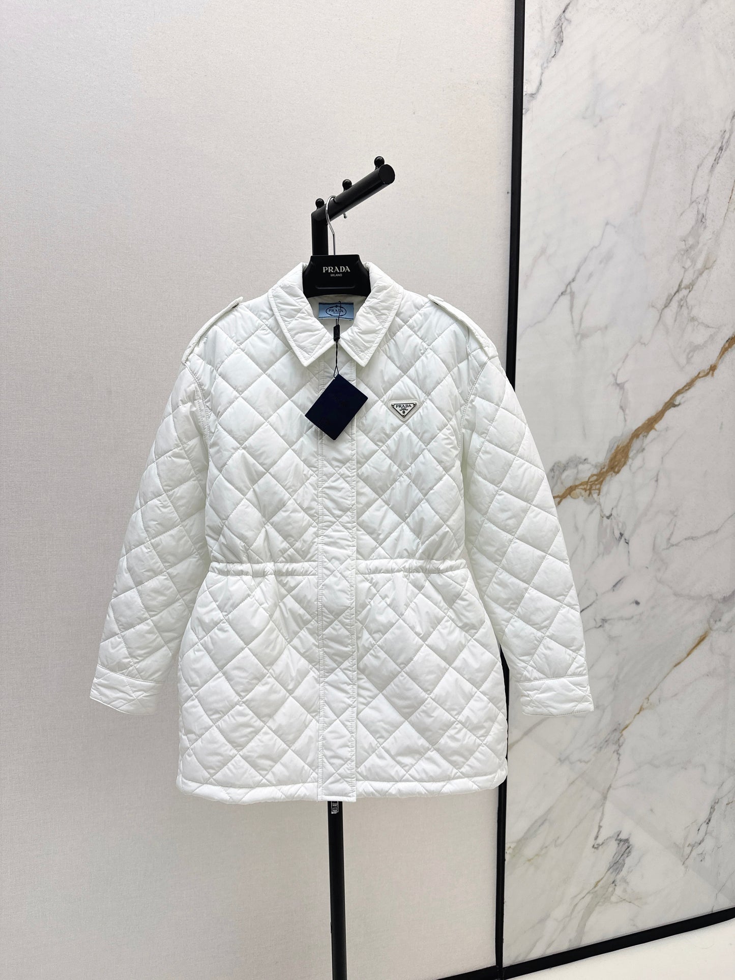 The latest double-sided diamond quilted mid-length coat for fall and winter