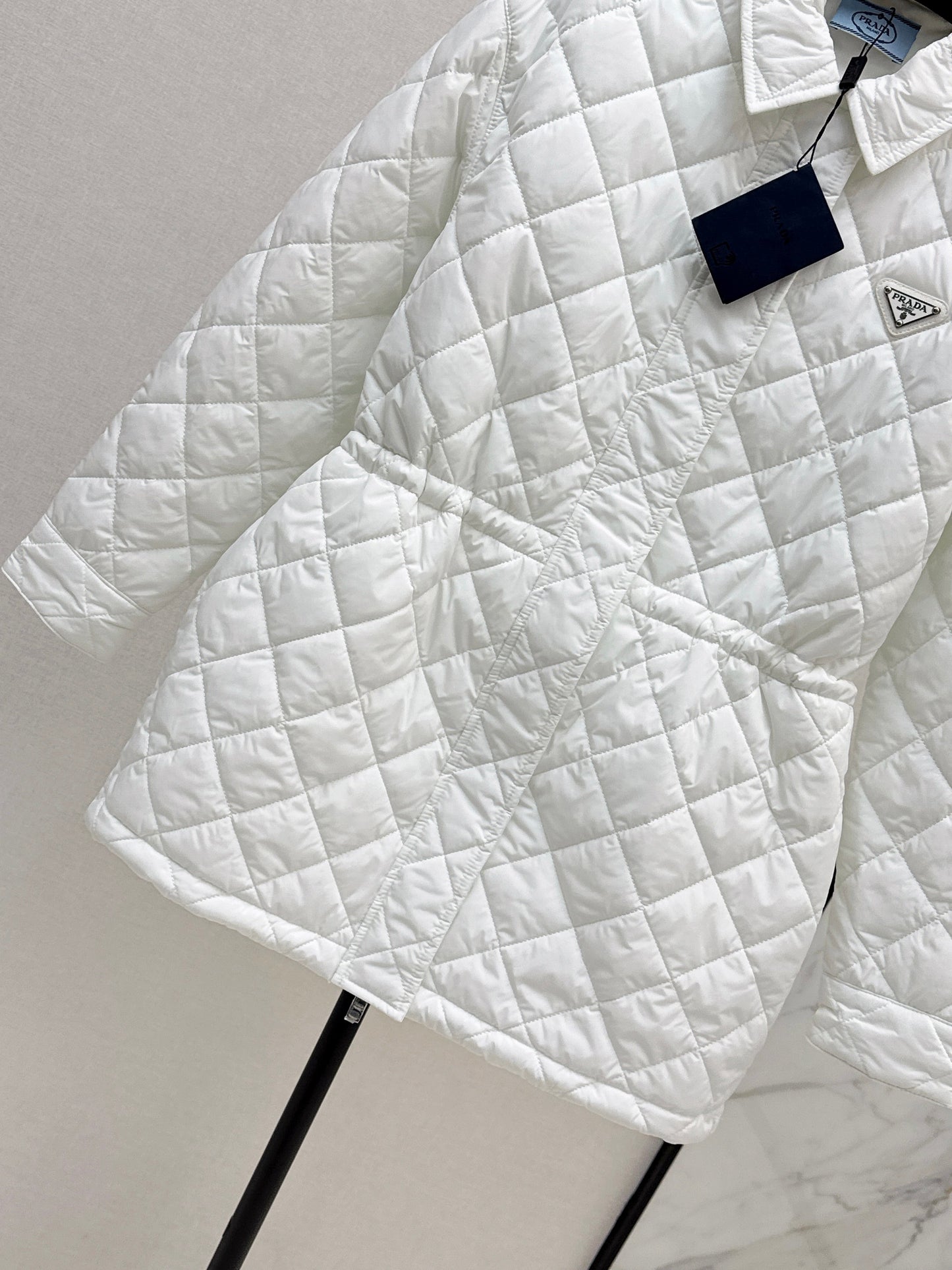 The latest double-sided diamond quilted mid-length coat for fall and winter