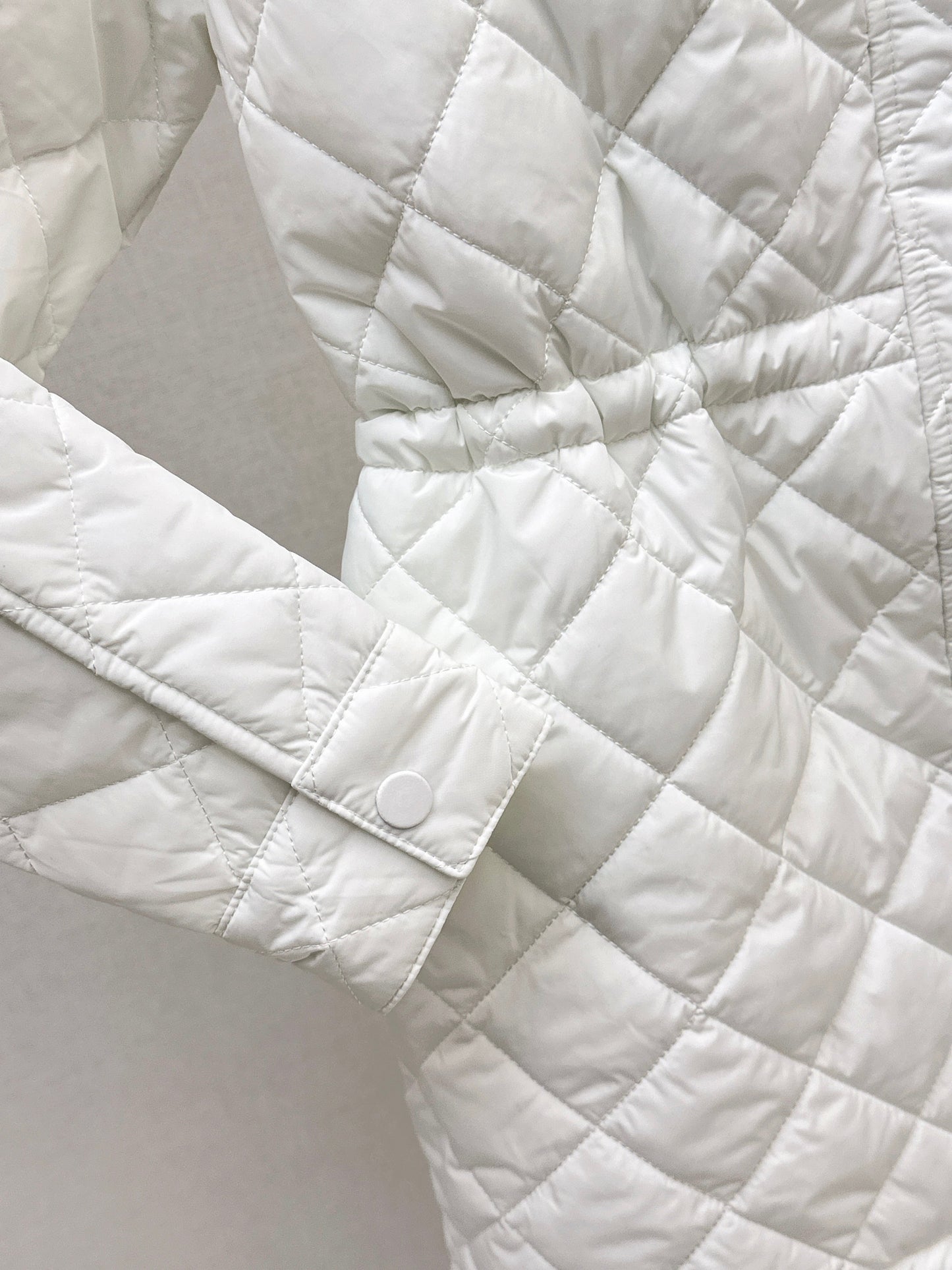 The latest double-sided diamond quilted mid-length coat for fall and winter
