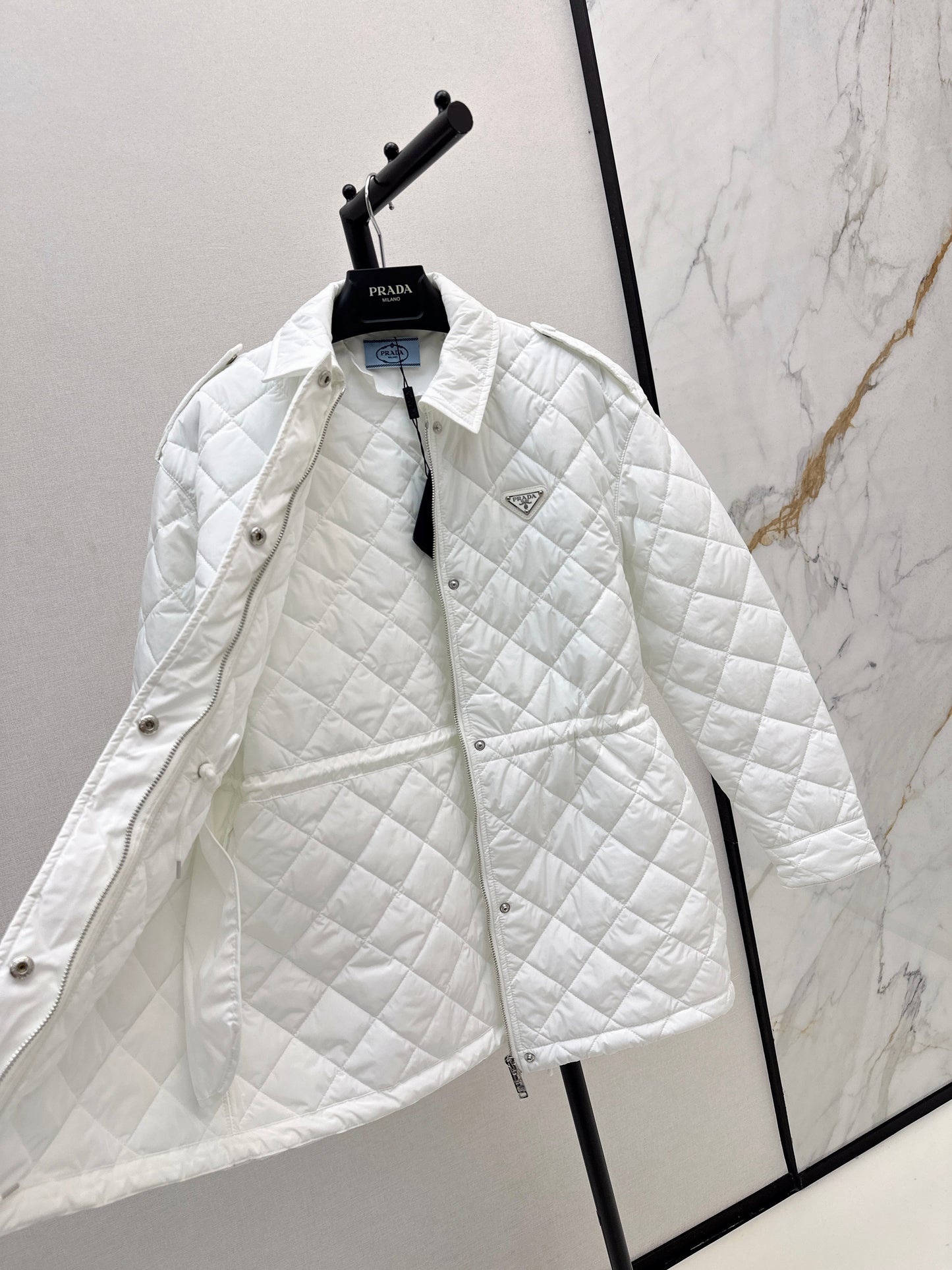 The latest double-sided diamond quilted mid-length coat for fall and winter