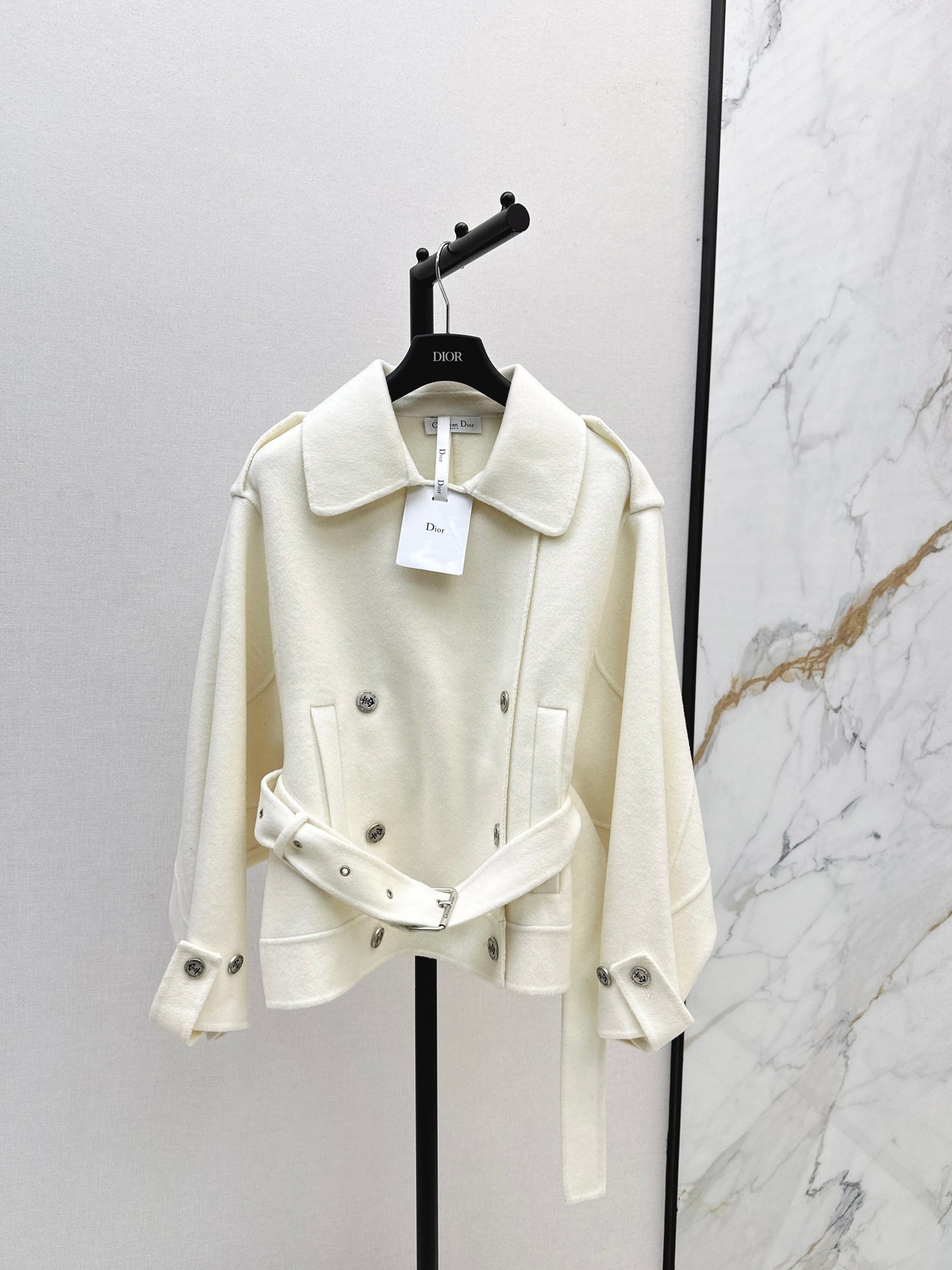 The latest double-breasted lapel short coat for autumn and winter