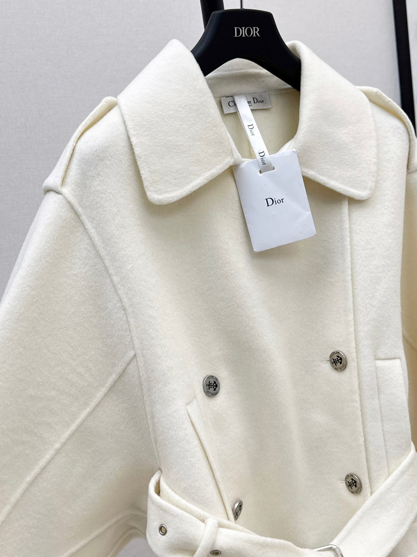 The latest double-breasted lapel short coat for autumn and winter