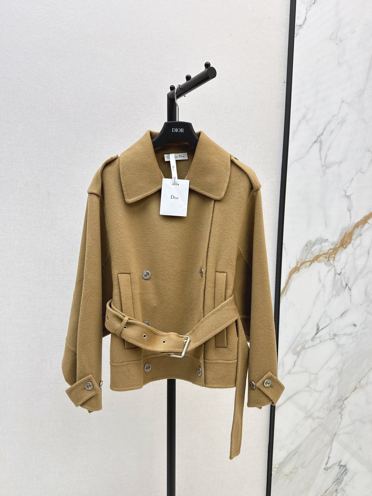 The latest double-breasted lapel short coat for autumn and winter