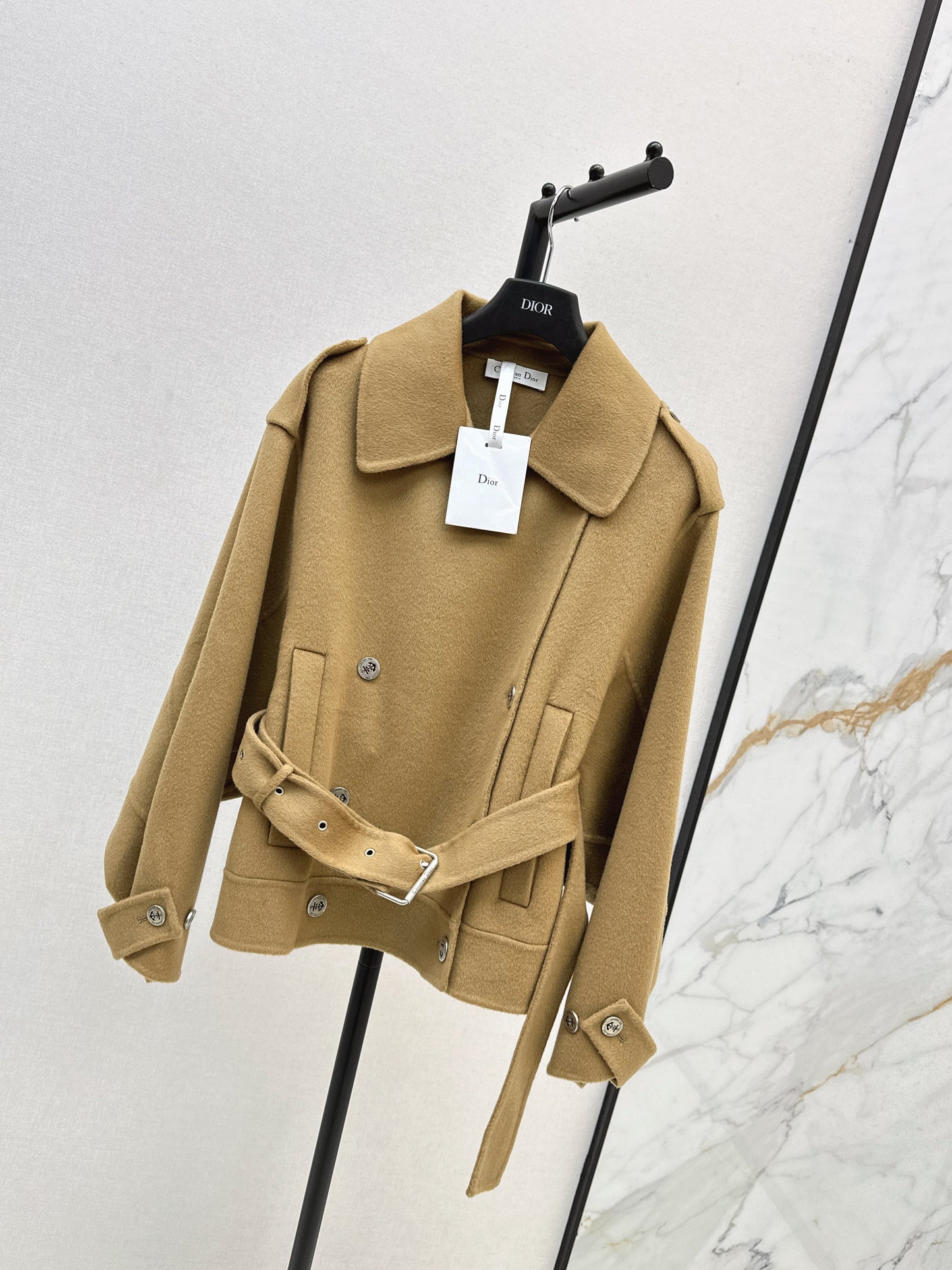 The latest double-breasted lapel short coat for autumn and winter