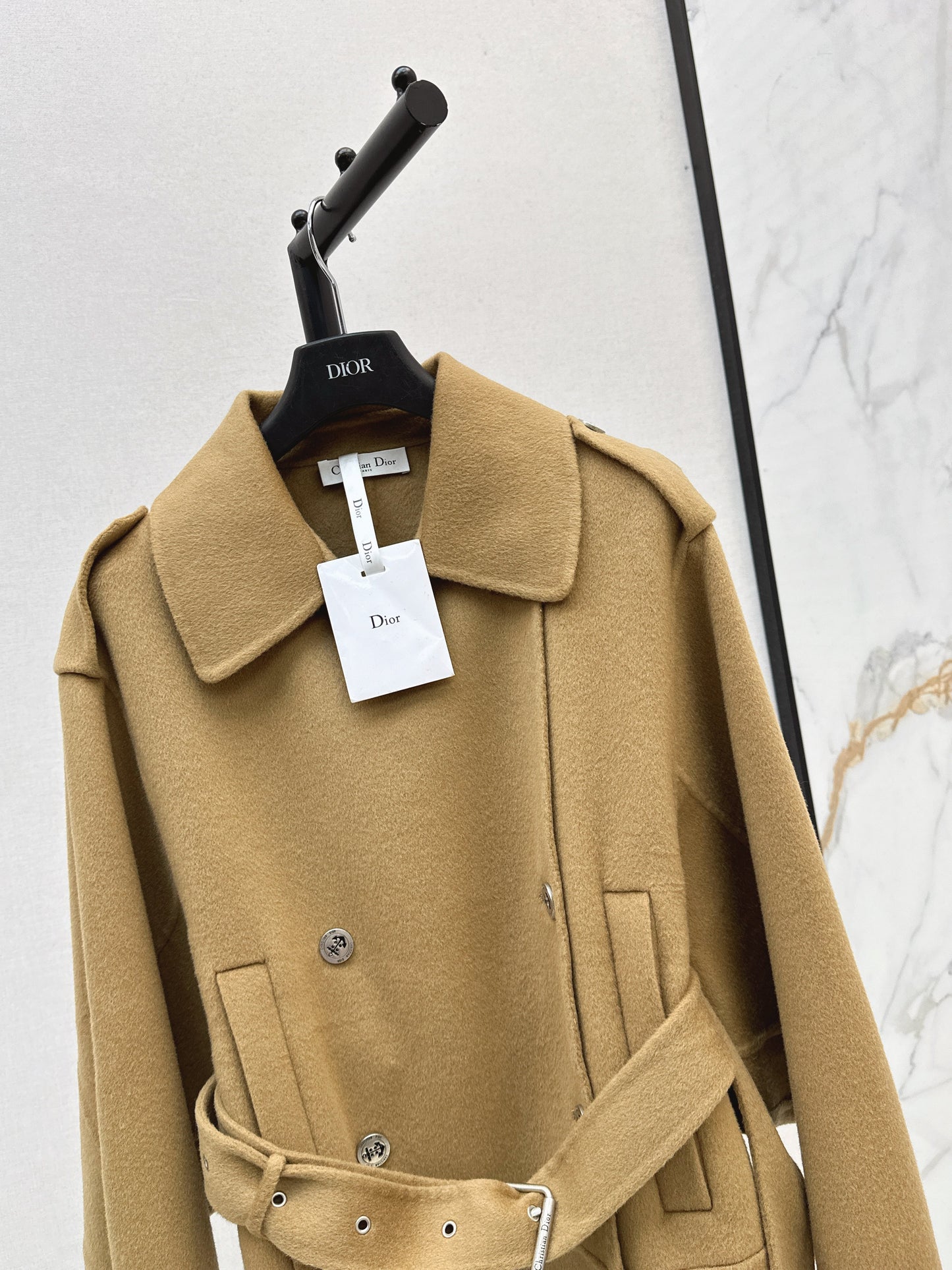 The latest double-breasted lapel short coat for autumn and winter