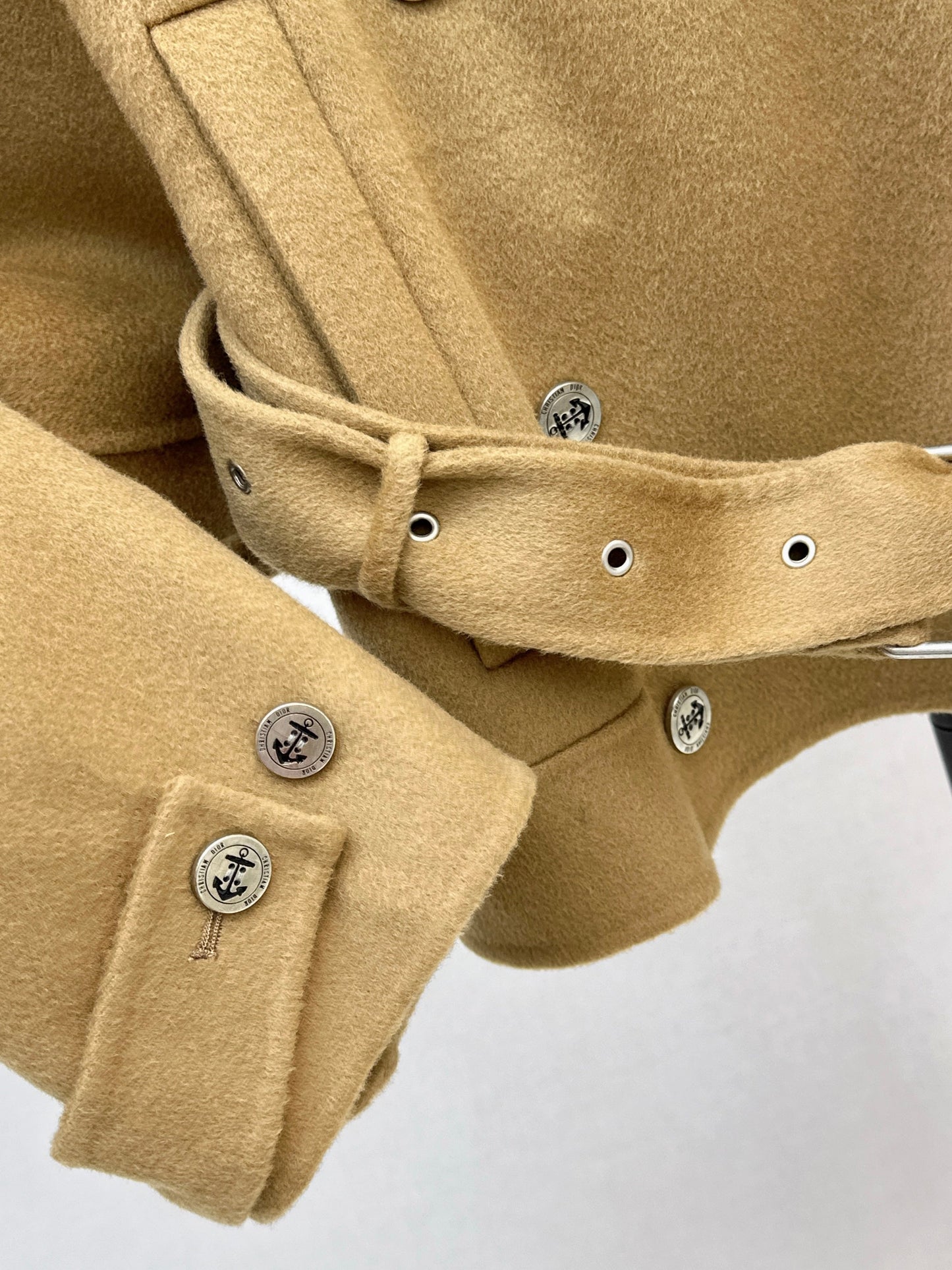 The latest double-breasted lapel short coat for autumn and winter