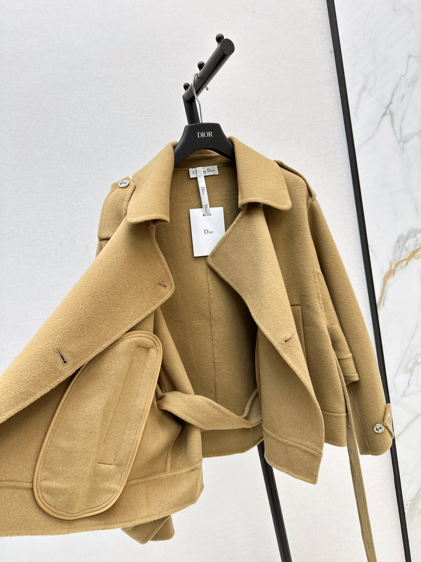 The latest double-breasted lapel short coat for autumn and winter