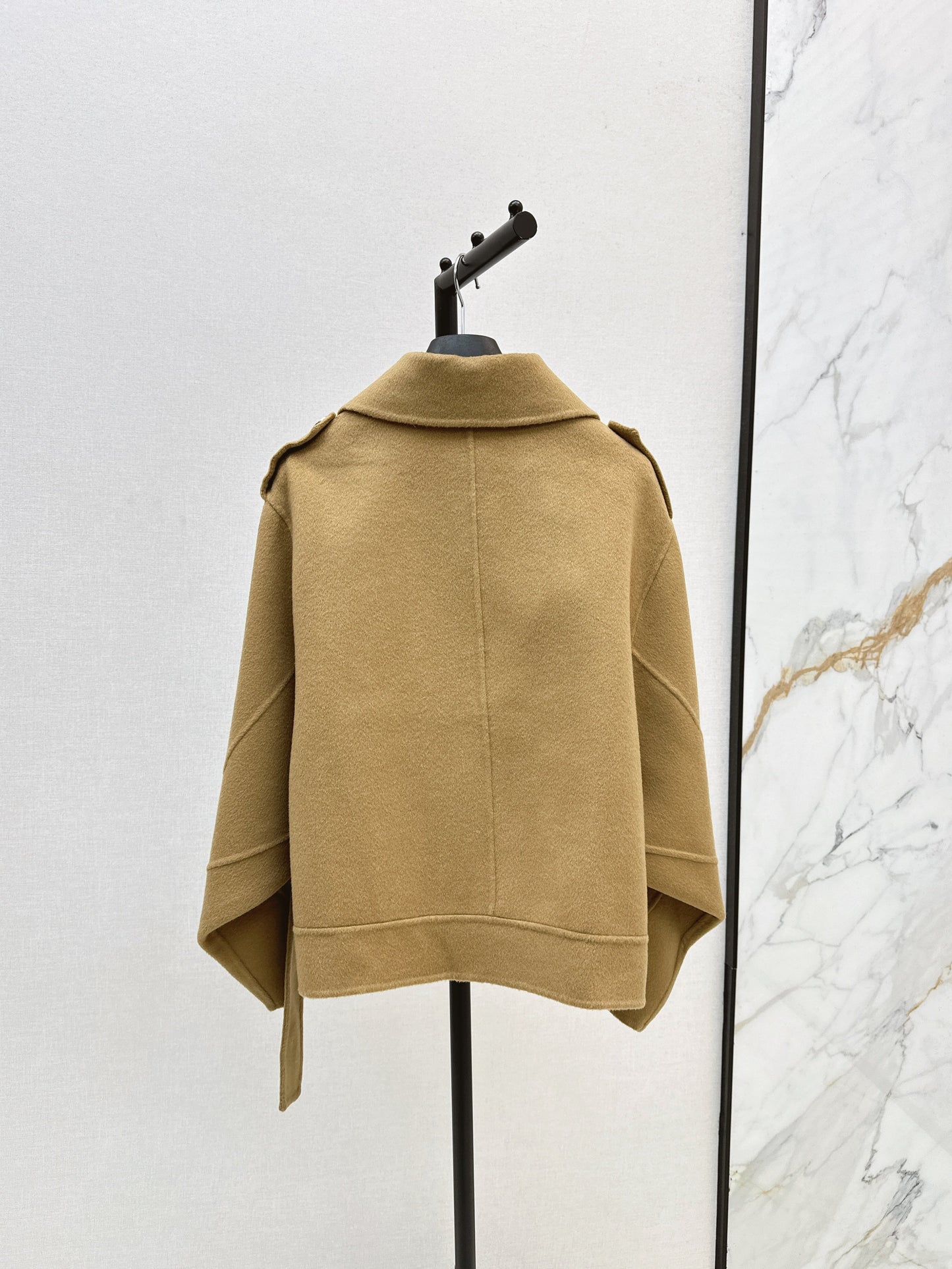 The latest double-breasted lapel short coat for autumn and winter