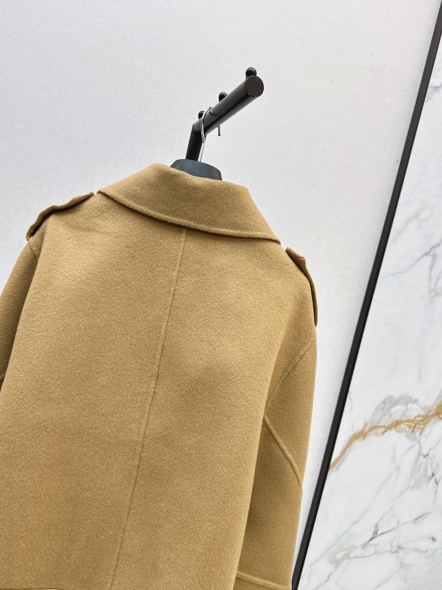The latest double-breasted lapel short coat for autumn and winter