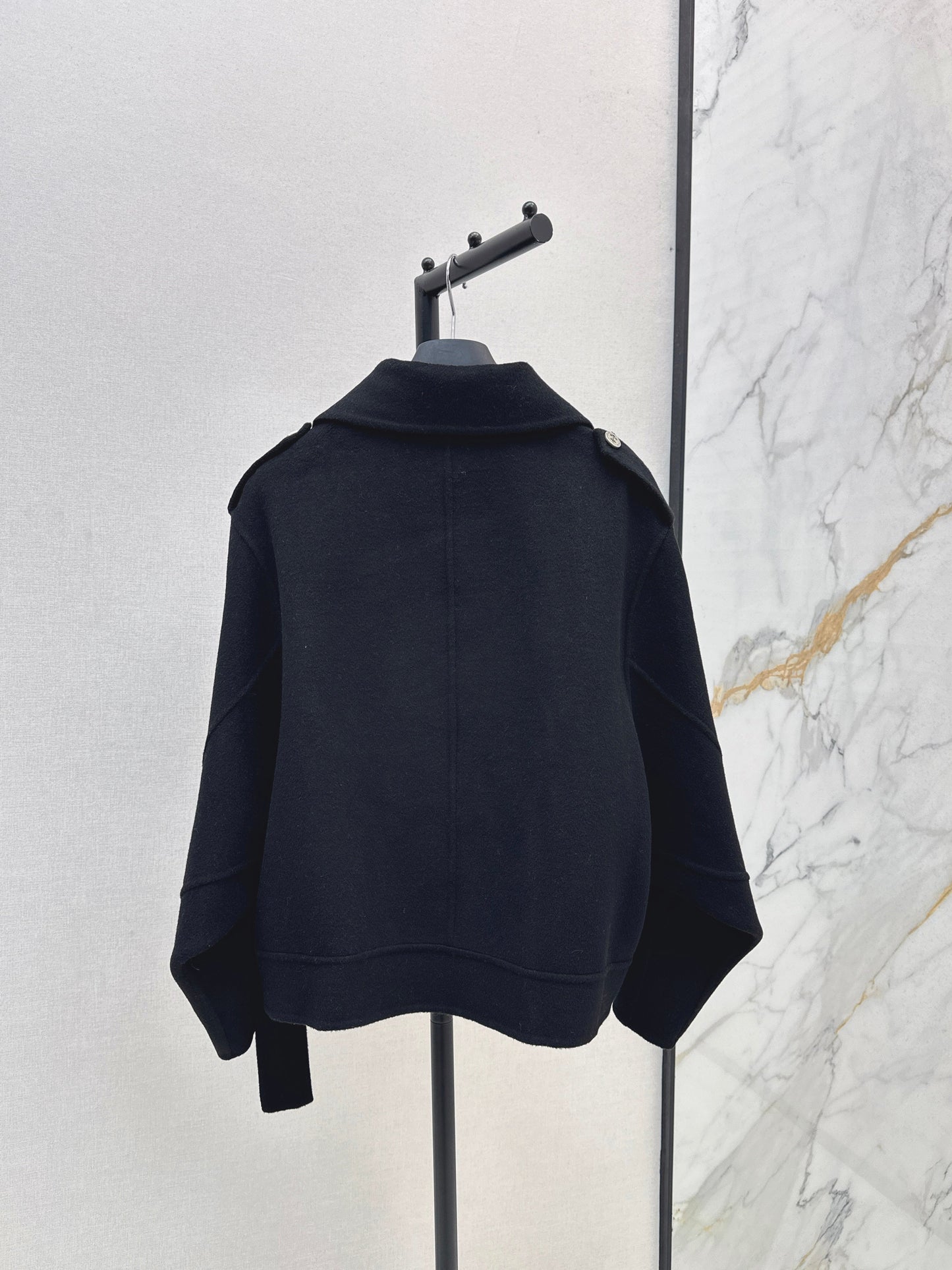 The latest double-breasted lapel short coat for autumn and winter