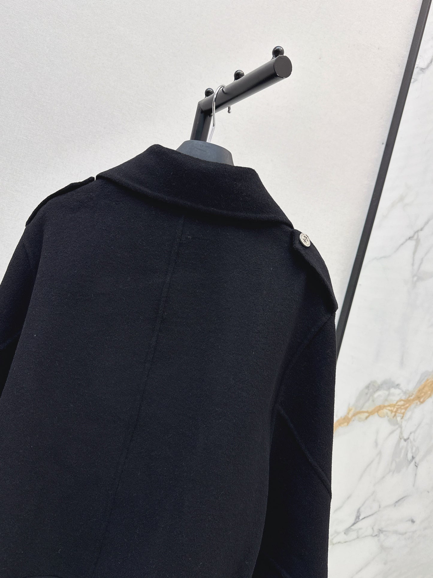 The latest double-breasted lapel short coat for autumn and winter