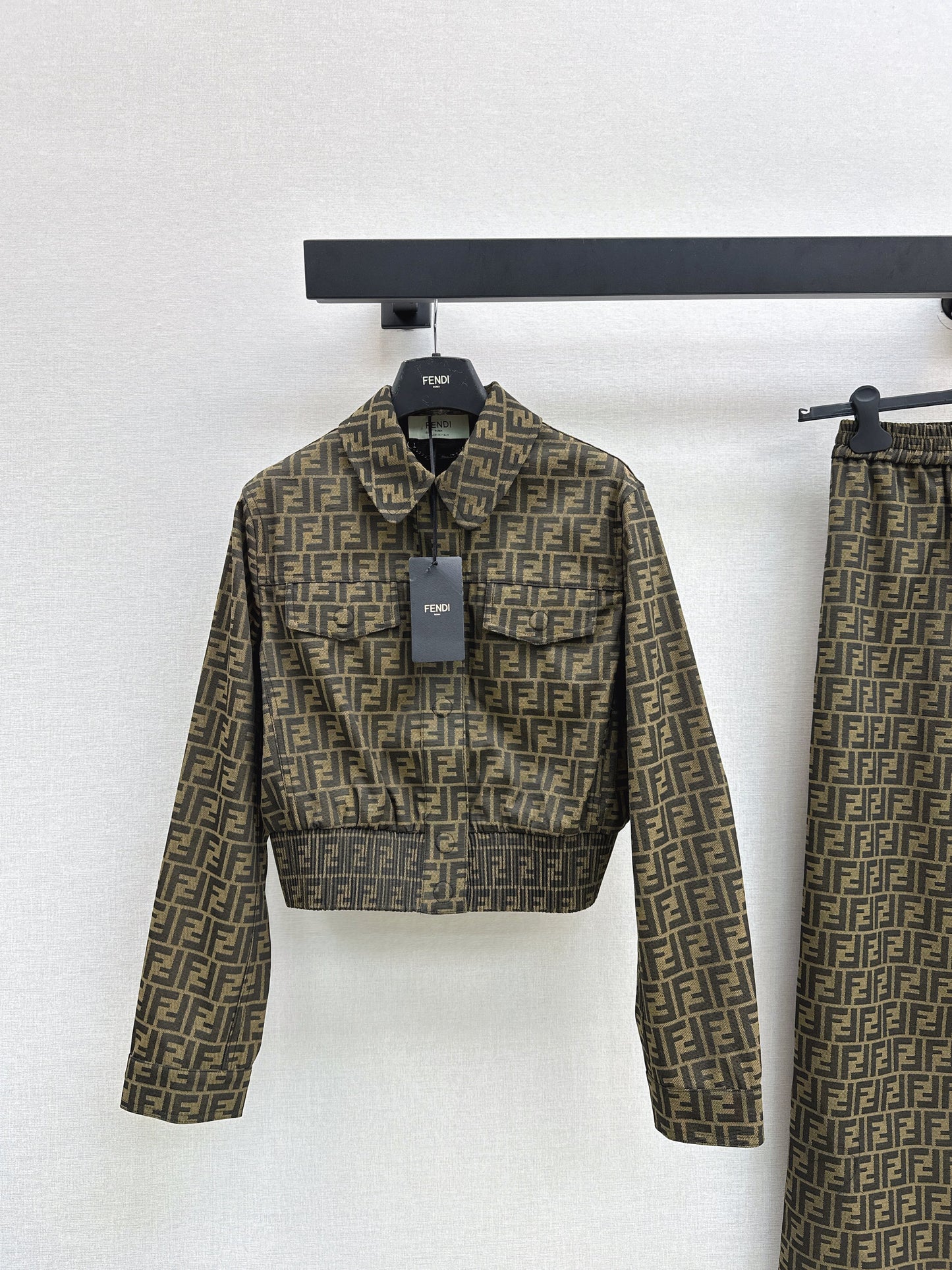 The latest fall/winter classic monogram jacquard jacket and trousers.