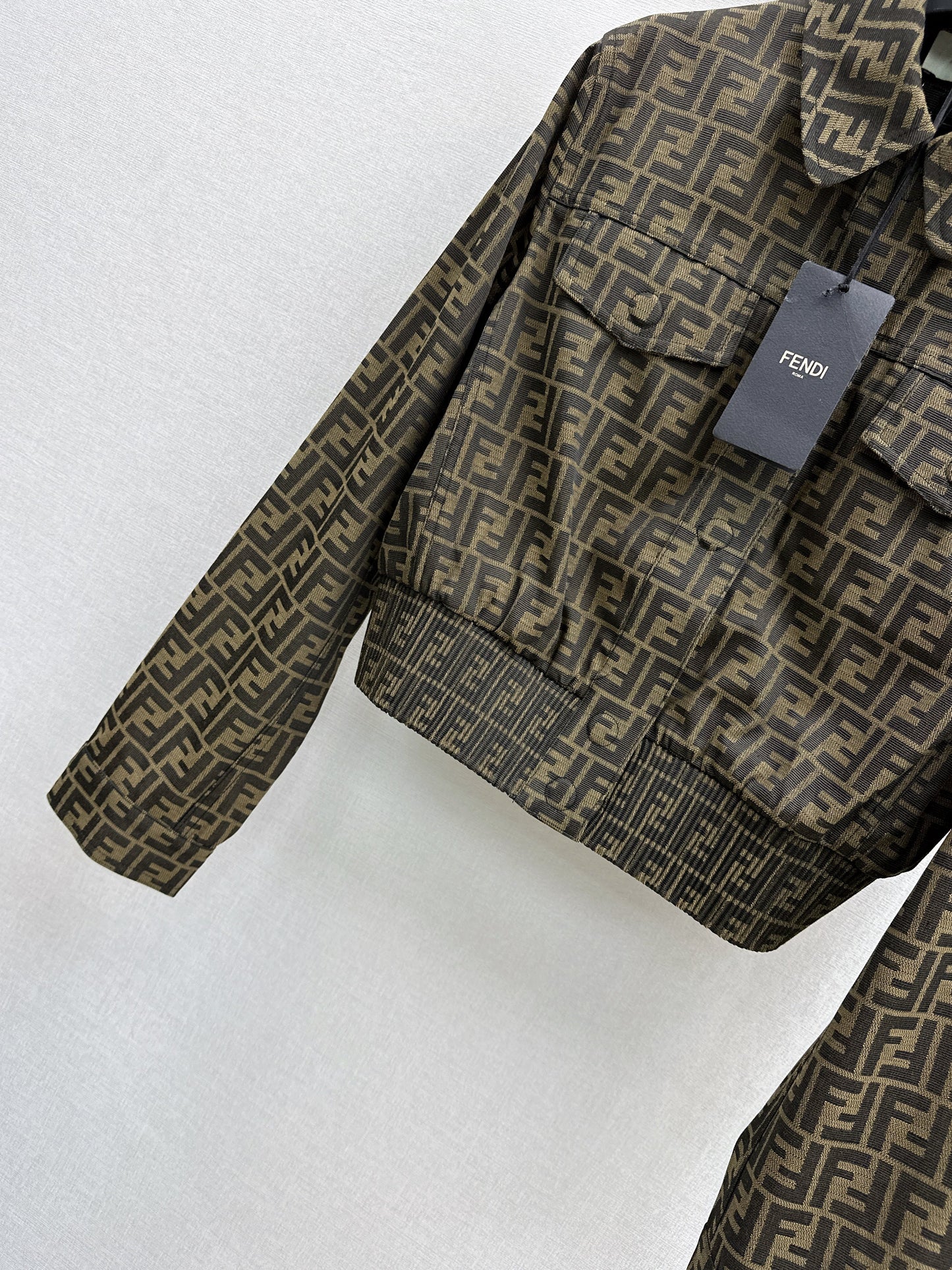The latest fall/winter classic monogram jacquard jacket and trousers.