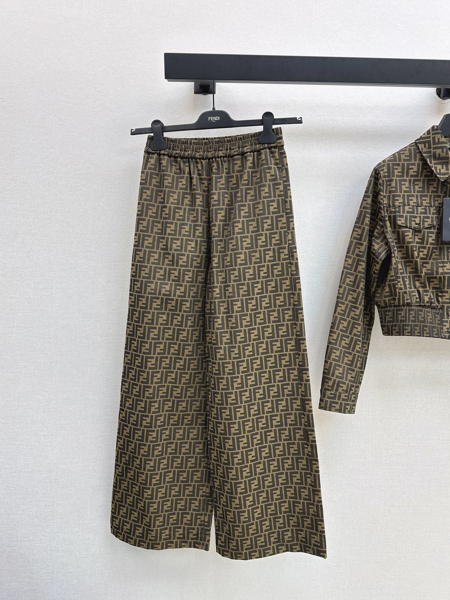 The latest fall/winter classic monogram jacquard jacket and trousers.