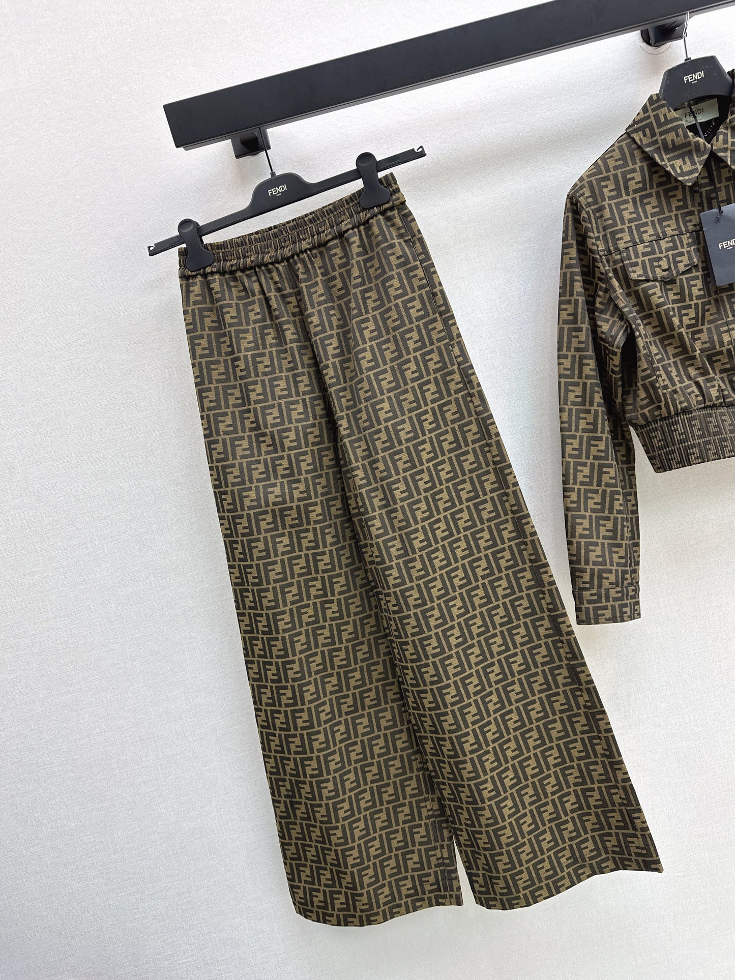 The latest fall/winter classic monogram jacquard jacket and trousers.