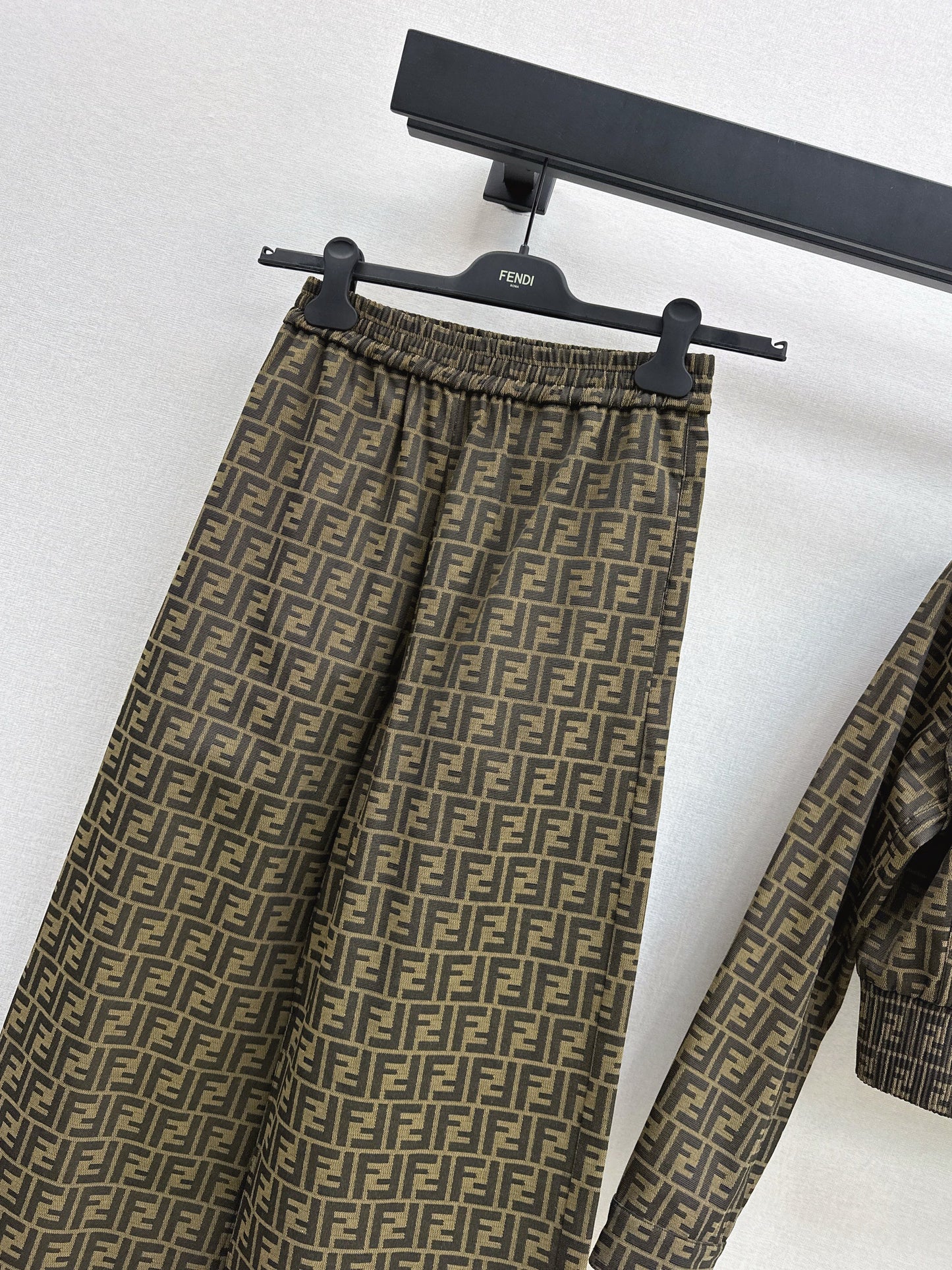 The latest fall/winter classic monogram jacquard jacket and trousers.