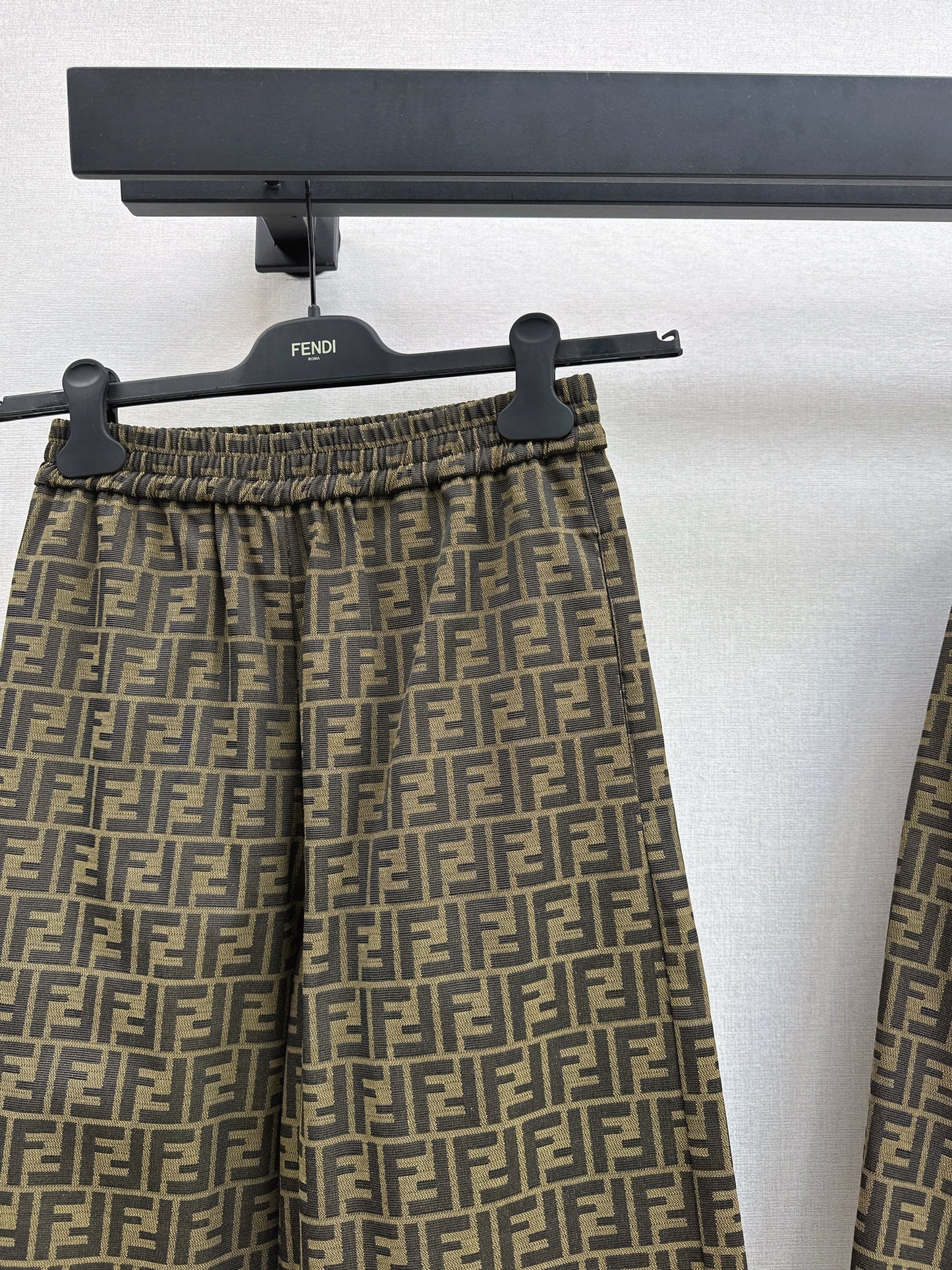 The latest fall/winter classic monogram jacquard jacket and trousers.