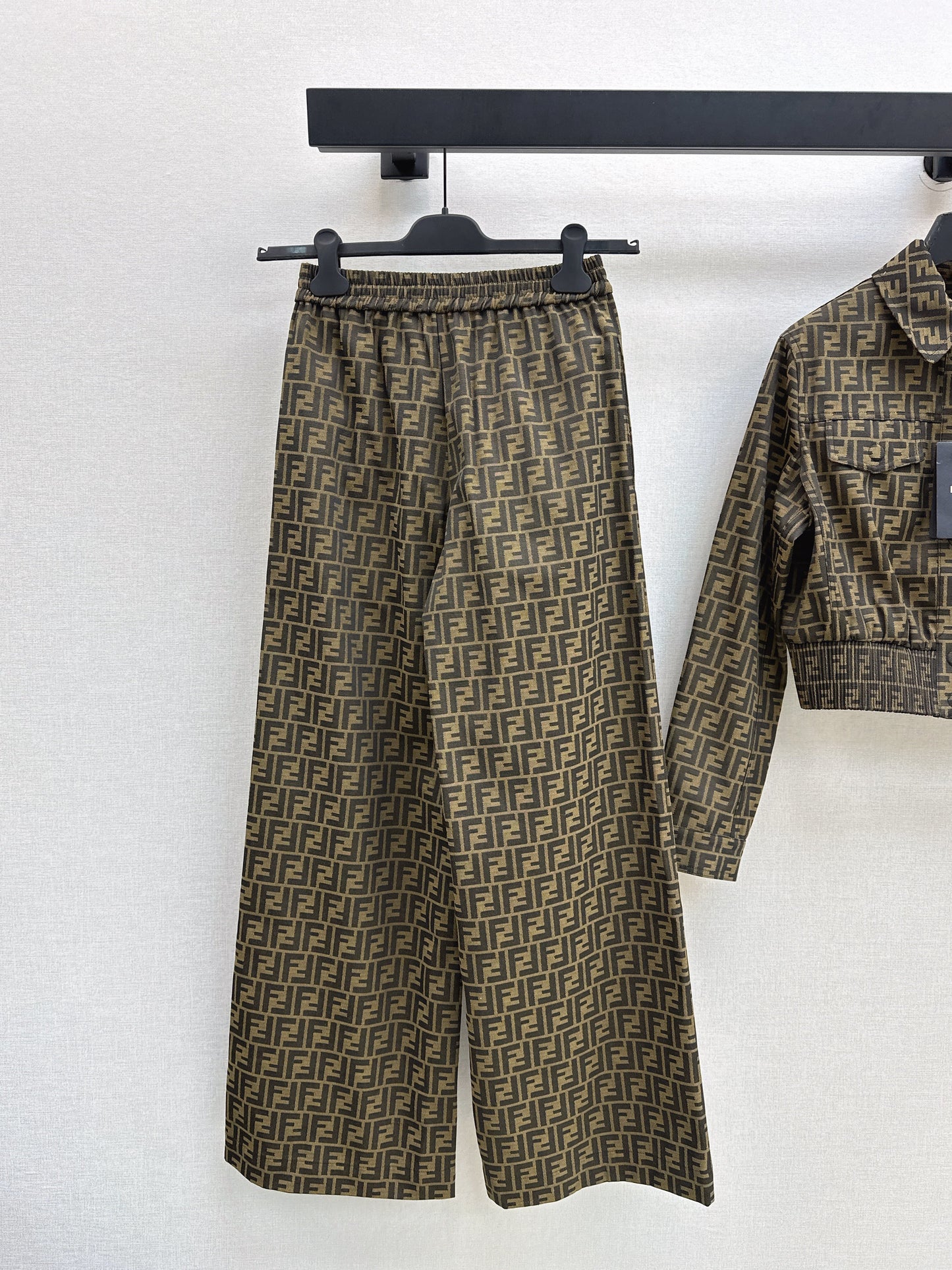The latest fall/winter classic monogram jacquard jacket and trousers.