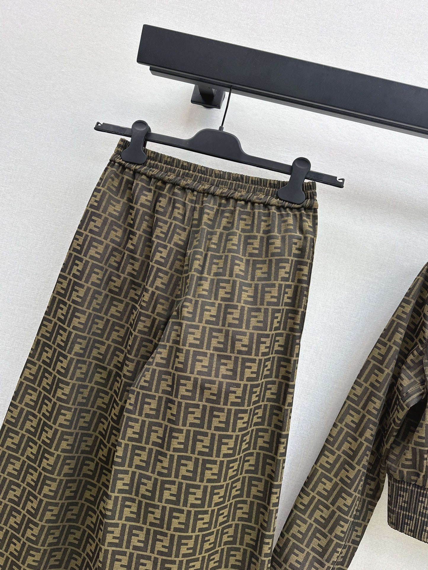 The latest fall/winter classic monogram jacquard jacket and trousers.