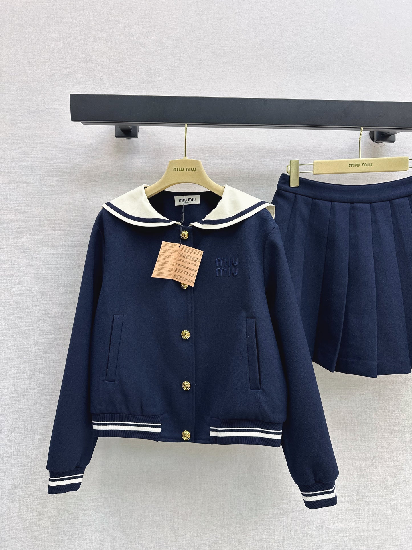 The latest autumn and winter youthful college style outfit