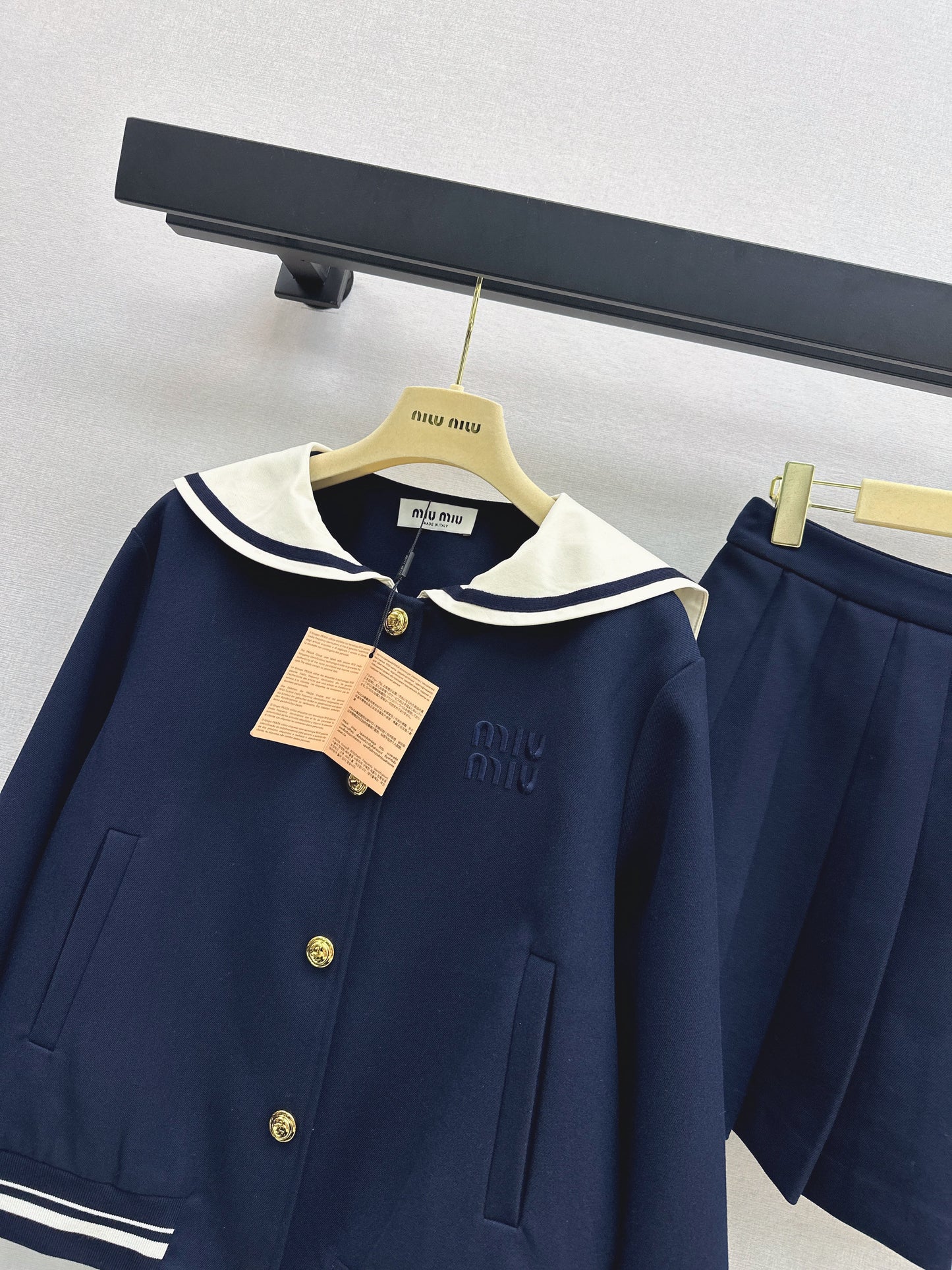 The latest autumn and winter youthful college style outfit