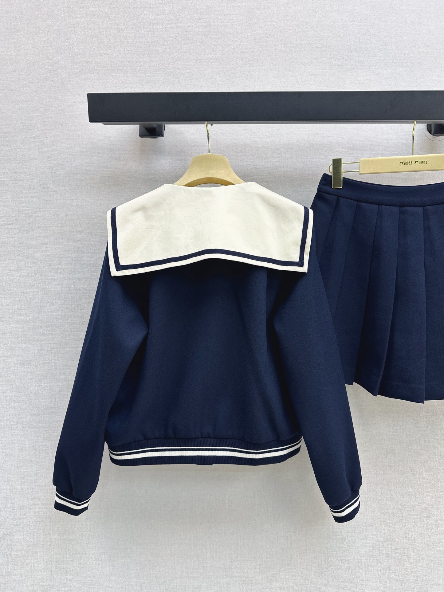The latest autumn and winter youthful college style outfit
