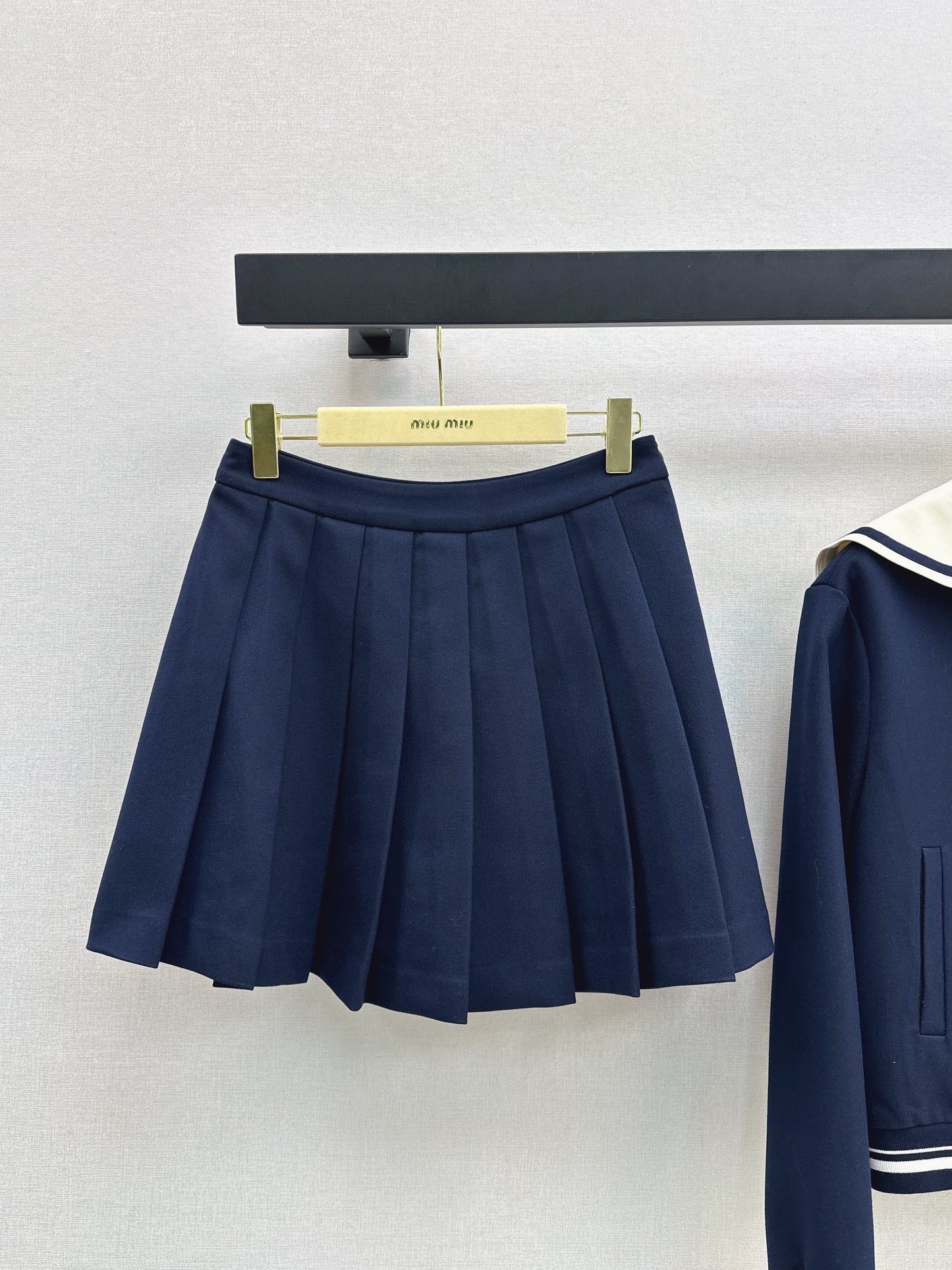 The latest autumn and winter youthful college style outfit