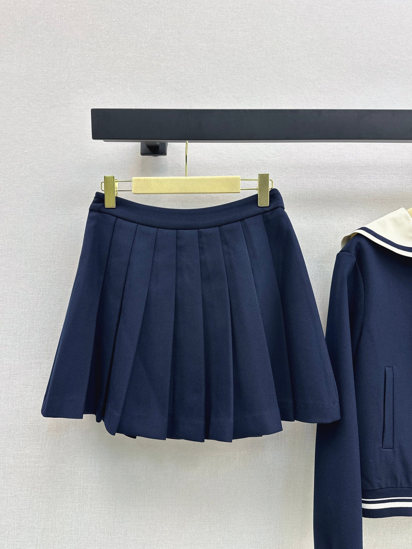 The latest autumn and winter youthful college style outfit
