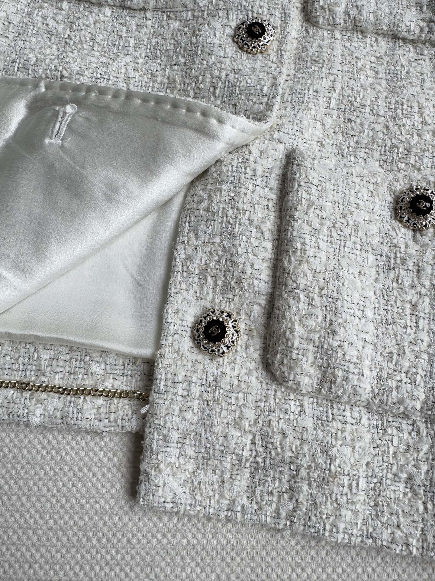 Gentle and feminine tweed coat