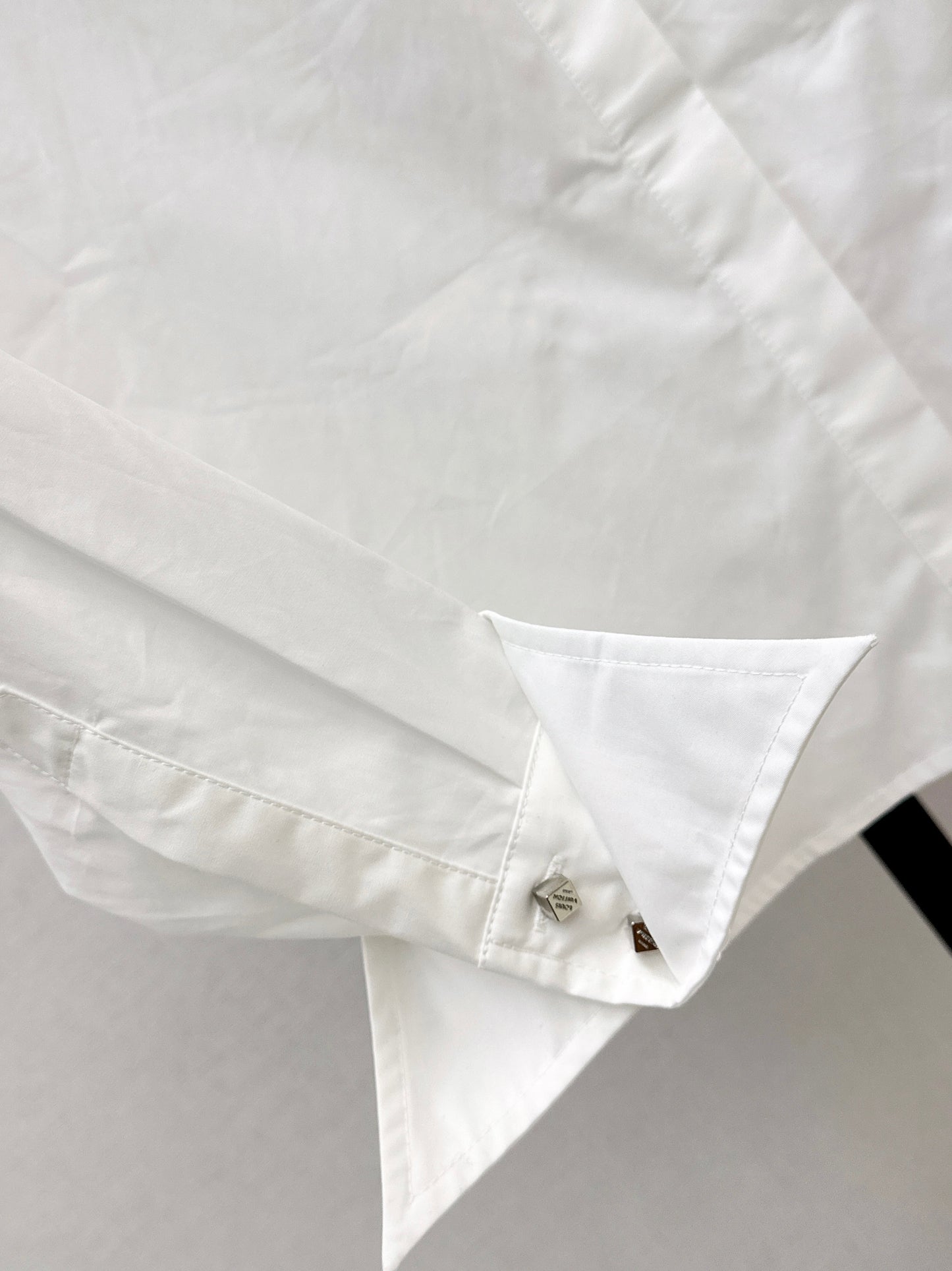 26SS NEUES Langärmliges Hemd mit spitzem Kragen, minimalistisches weißes Hemd