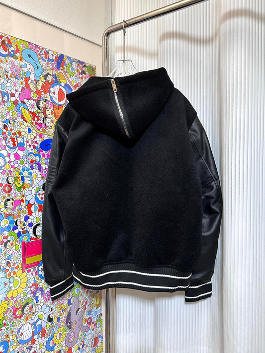 Chaqueta de béisbol clásica con capucha y diseño patchwork de cuero.