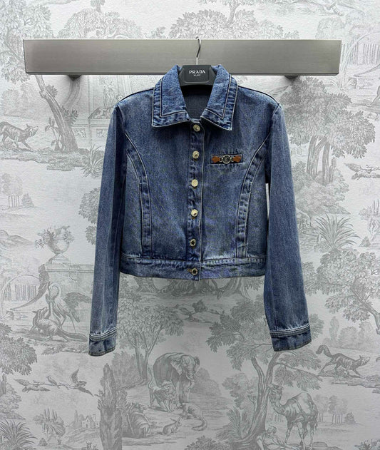Chaqueta vaquera de manga larga con solapa y hebilla de cuero con logotipo metálico en el pecho.