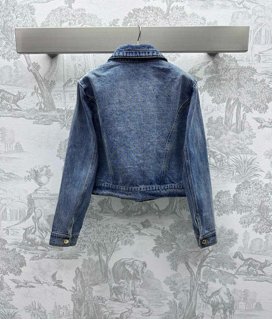 Chaqueta vaquera de manga larga con solapa y hebilla de cuero con logotipo metálico en el pecho.