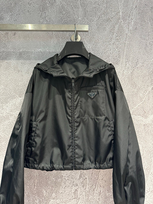 Chaqueta con capucha de nailon