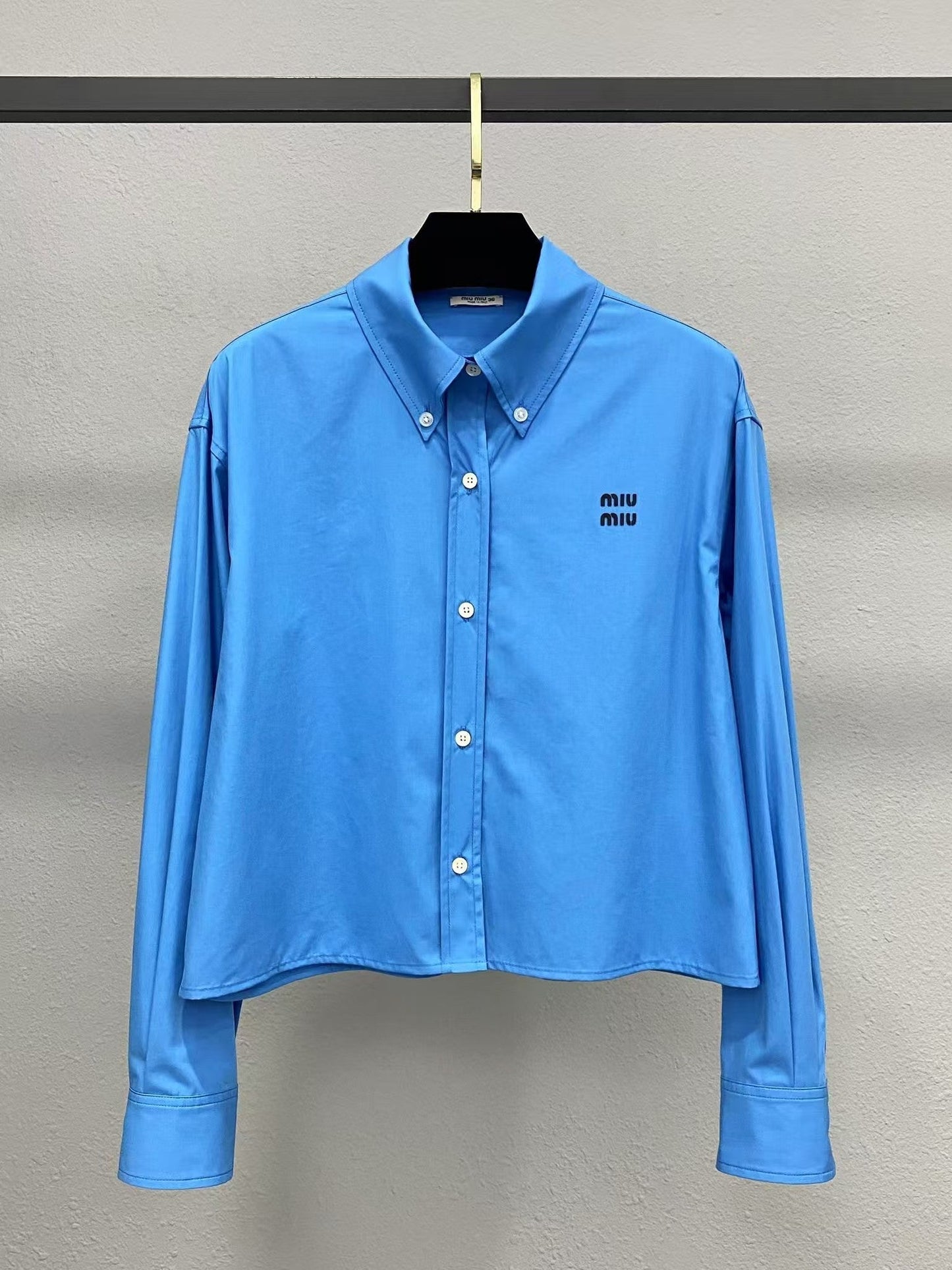 Camisa con logotipo bordado de letras de nuevo estilo