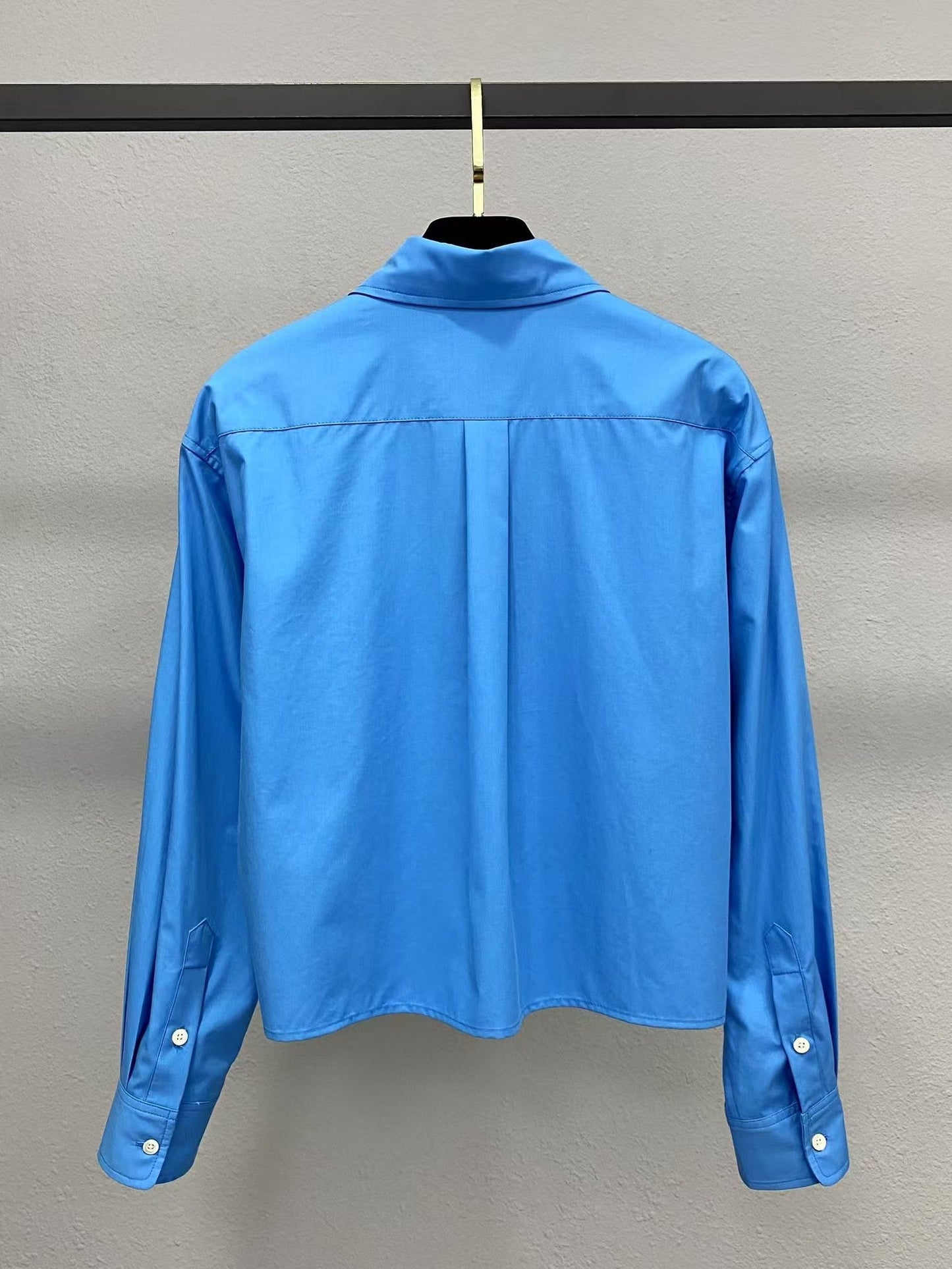 Camisa con logotipo bordado de letras de nuevo estilo