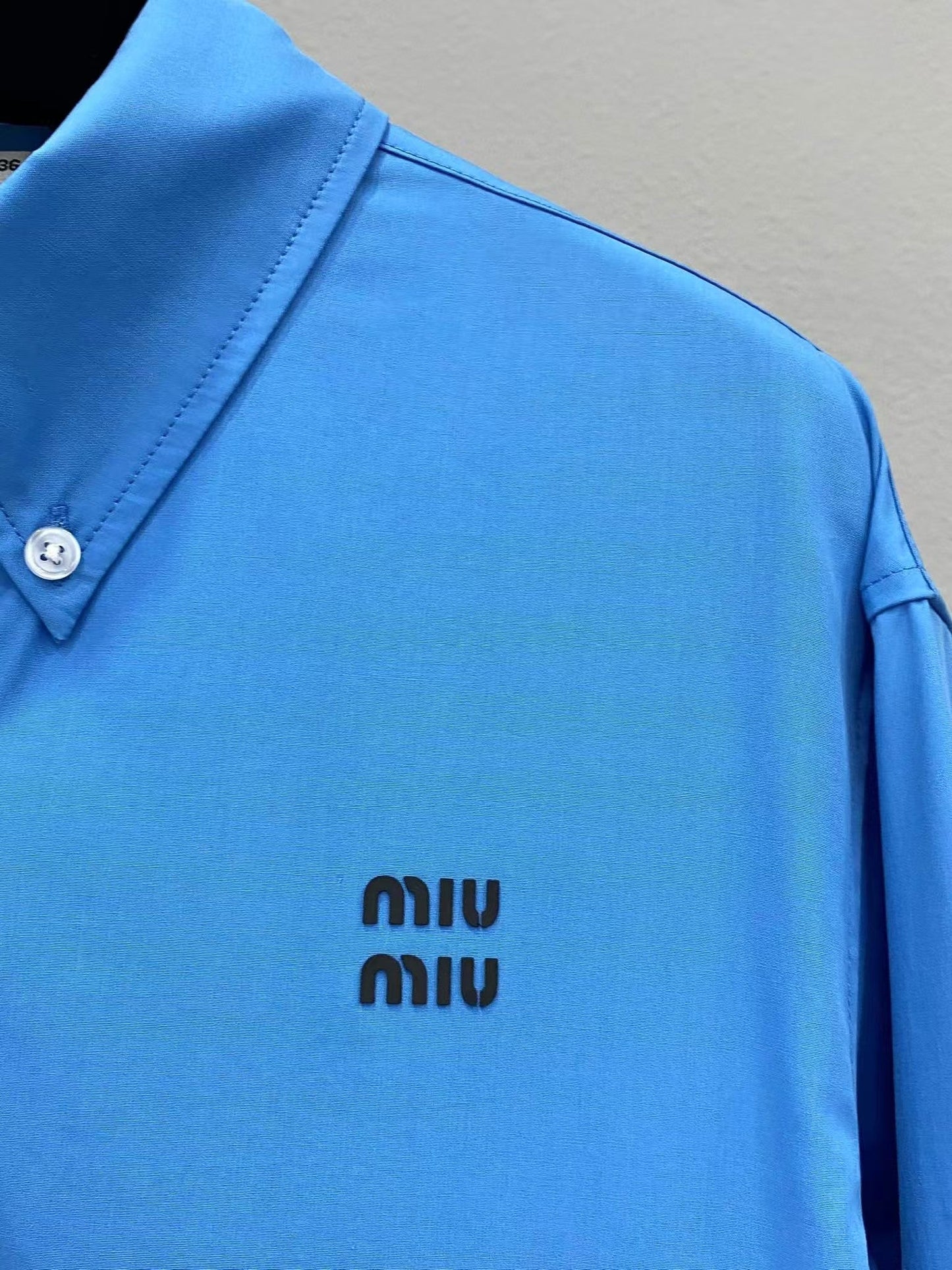 Camisa con logotipo bordado de letras de nuevo estilo