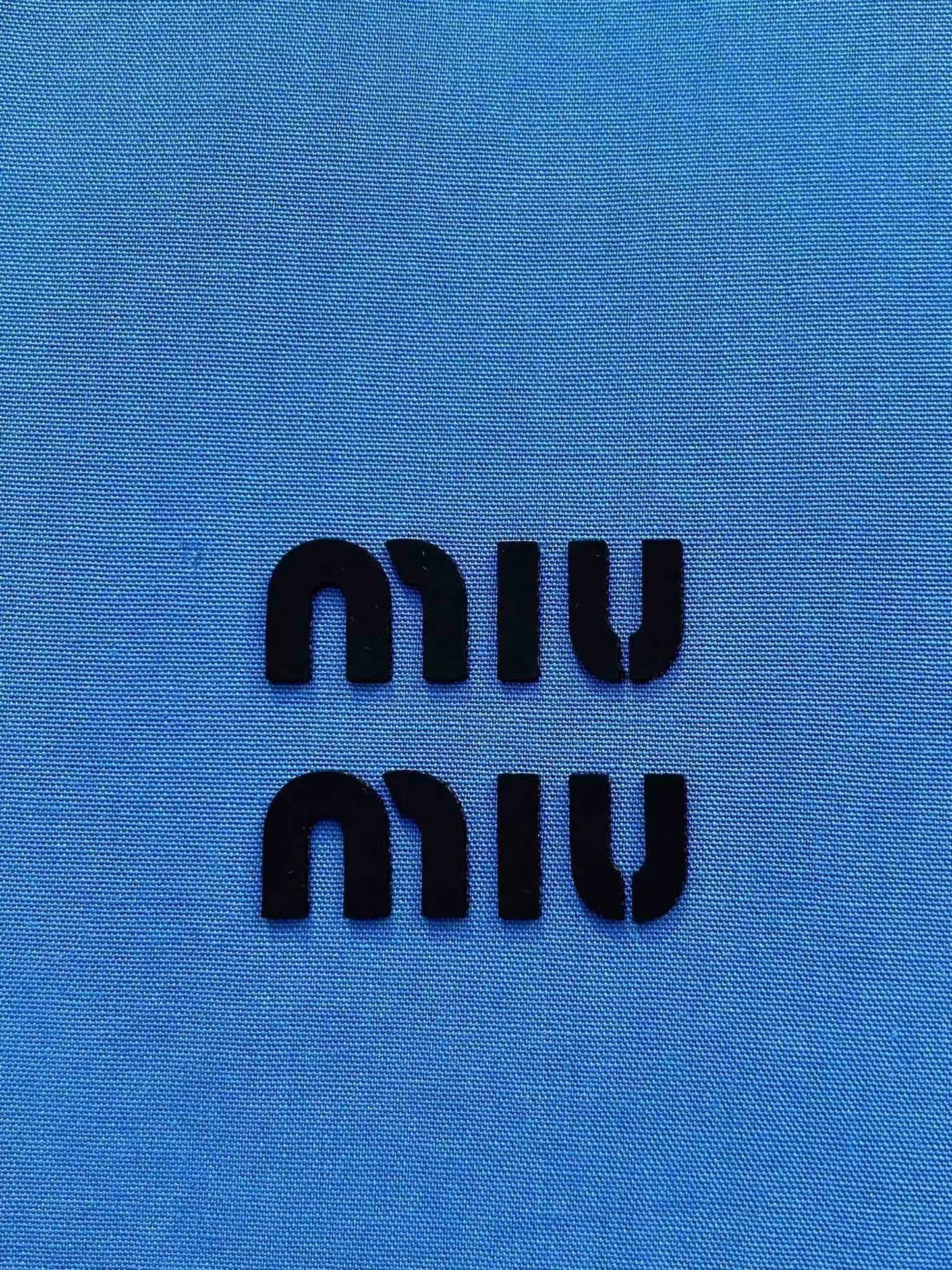 Camisa con logotipo bordado de letras de nuevo estilo