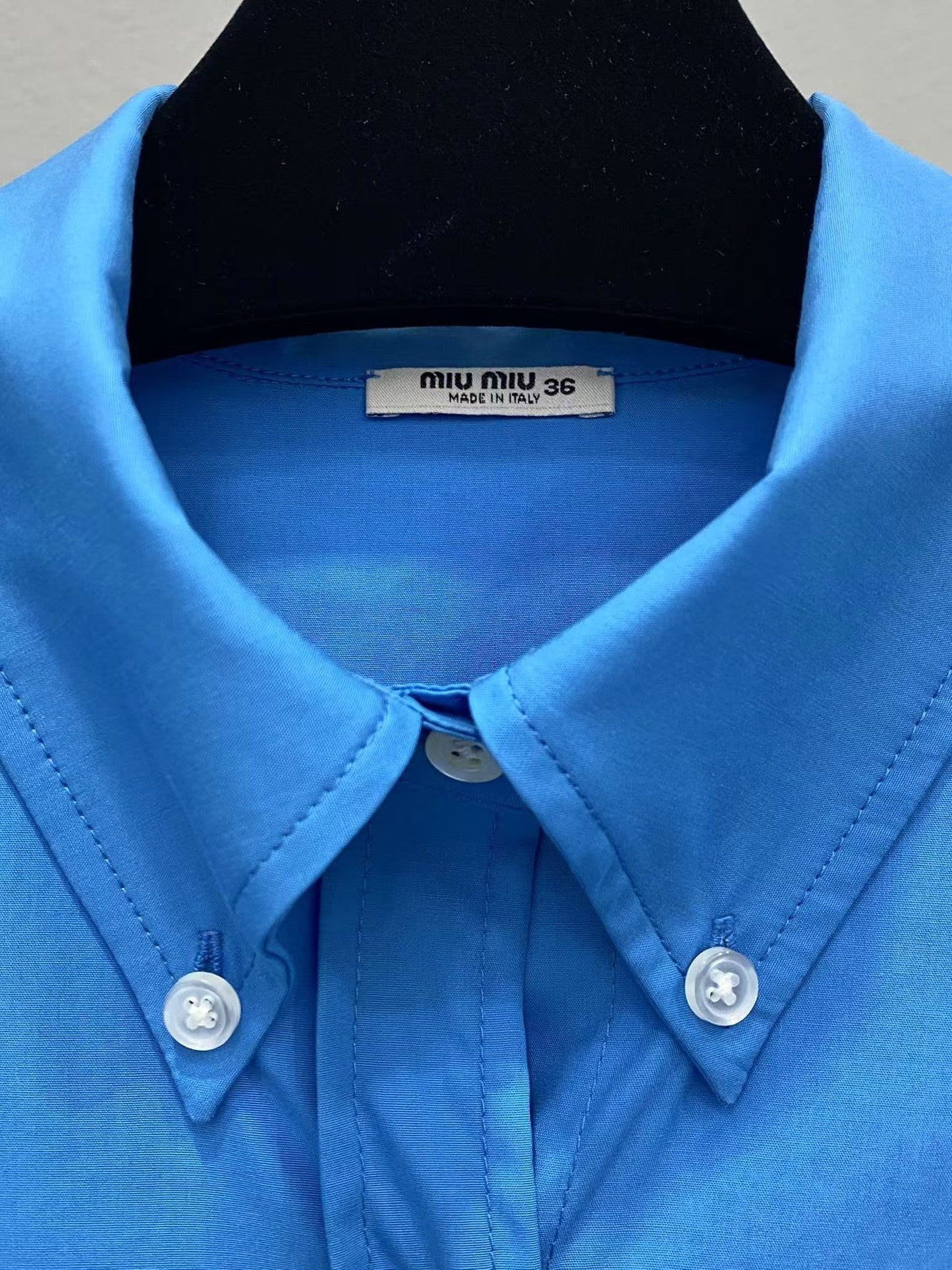 Camisa con logotipo bordado de letras de nuevo estilo